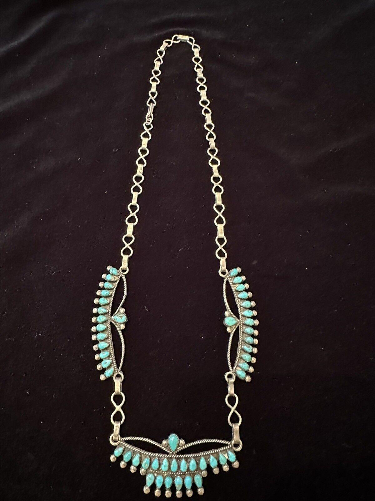 Tout simplement magnifique ! Vintage Old Zuni Southwestern Native American Turquoise and Sterling Silver Squash Blossom Necklace. Environ 23