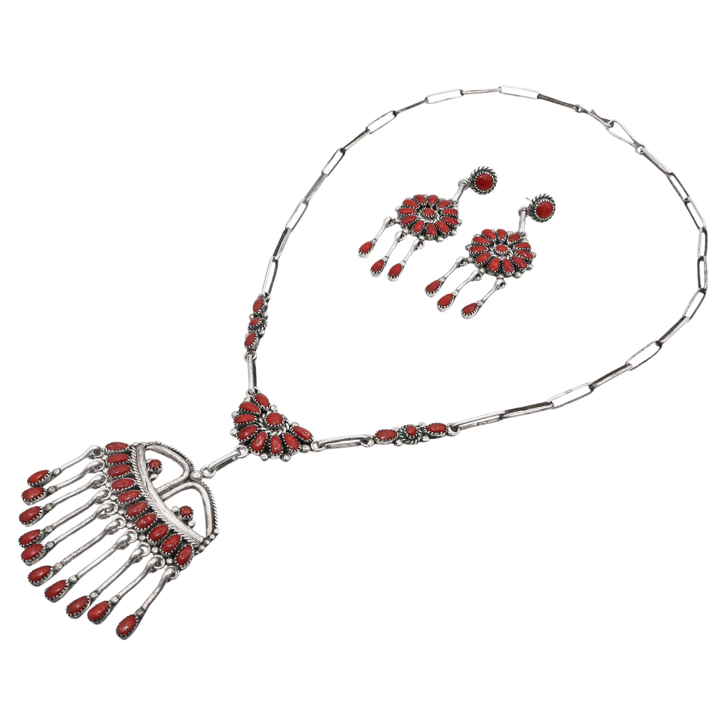 Set di collane e orecchini a grappolo in argento sterling e corallo rosso di Zuni vintage