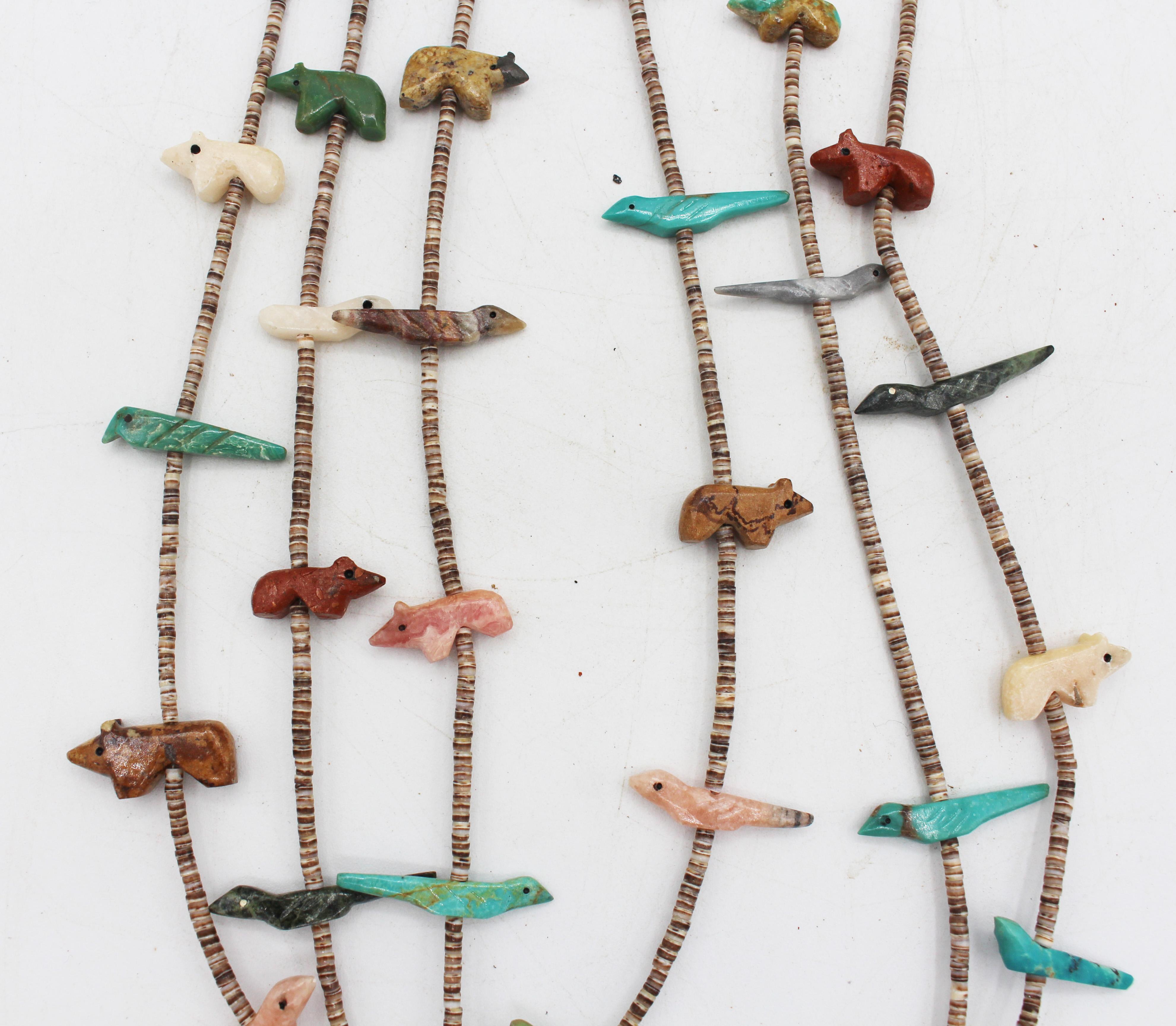 Collana tribale Zuni d'epoca a tre fili con turchese, quarzo, pietre dure e argento. Acquistato da Ed Field, Harrisburg, PA, il 9/8/1974. Ricevuta e foto d'epoca a disposizione dell'acquirente. Il filamento corto è di 28″. Condizioni commisurate
