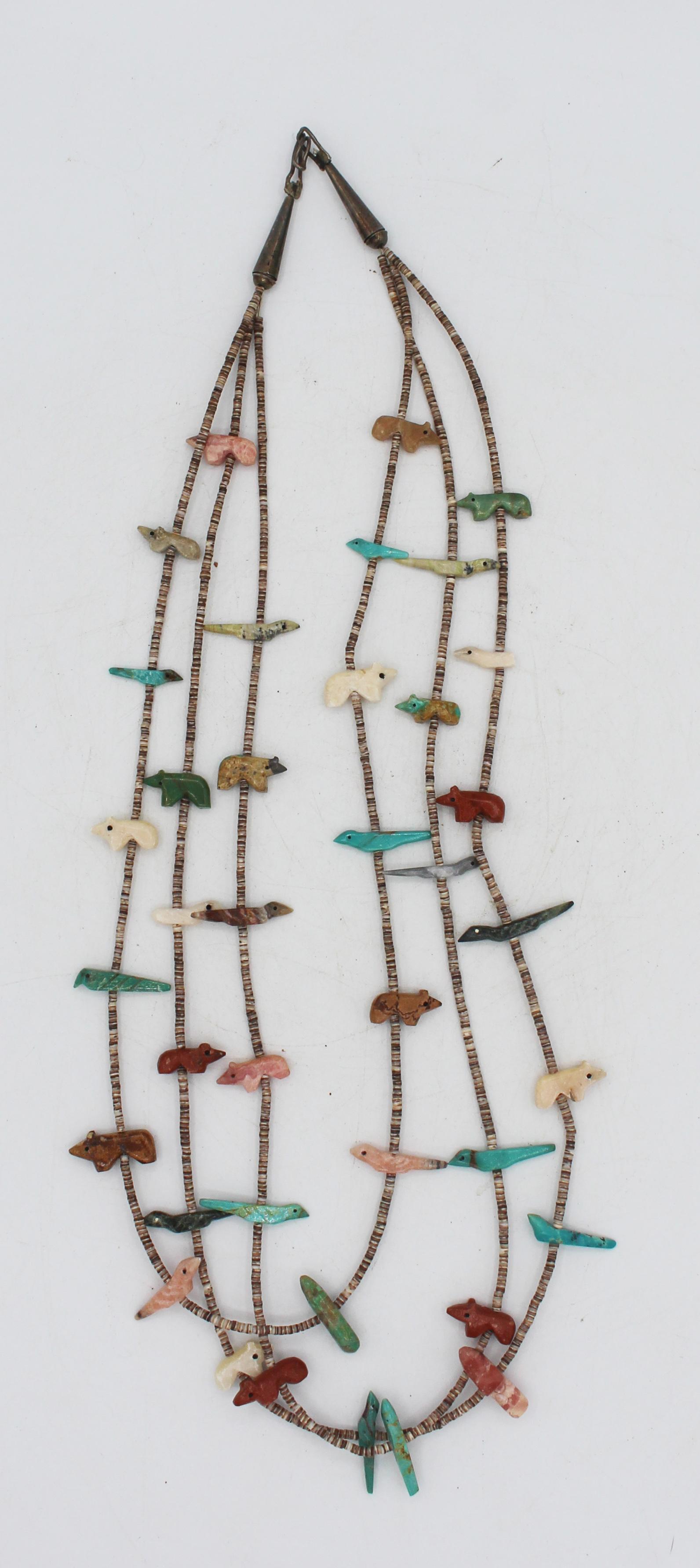 Collana tribale Zuni d'epoca con triplo filo di turchese feticcio In condizioni buone in vendita a Chapel Hill, NC