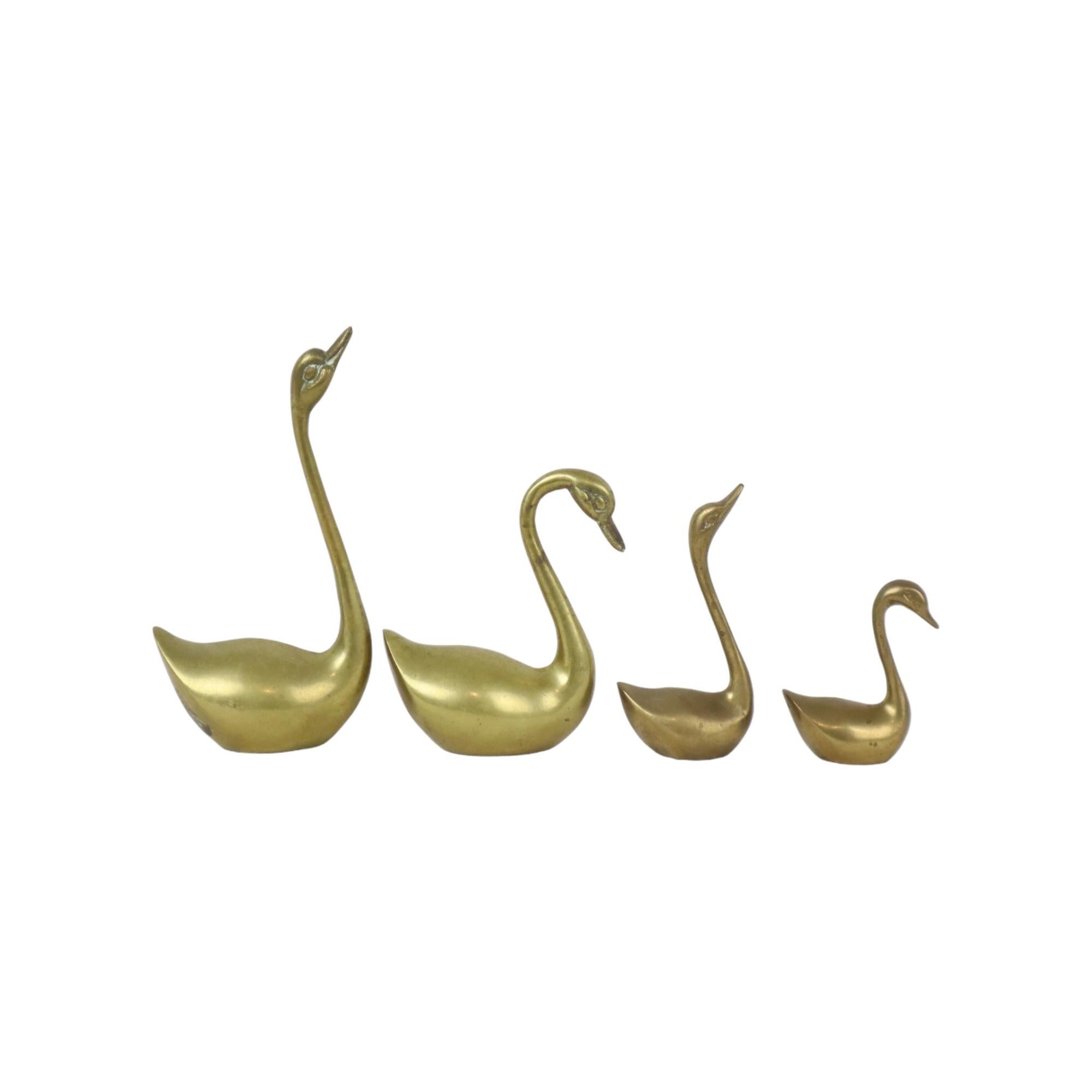 Set di 4 cigni d'epoca di dimensioni crescenti, realizzati in rame o ottone giallo, il più piccolo è contrassegnato da MTC Brass nella parte inferiore, anni '60 circa, Corea.

In perfette condizioni d'epoca, il rame ha una bellissima patina,
