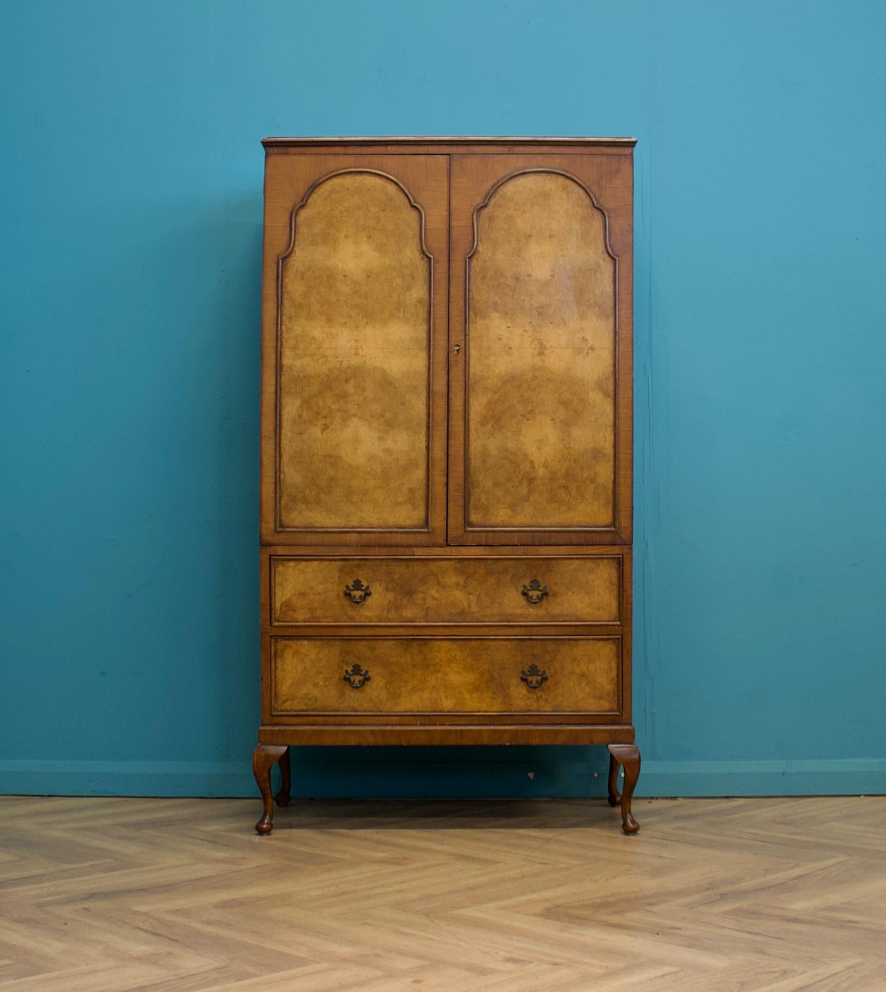 Armadio in noce compactum in stile Art Déco - anni '50 circa
C'è un sacco di spazio in un pezzo così compatto: c'è un appendino estraibile e dei ripiani. Sul fondo ci sono due cassetti.