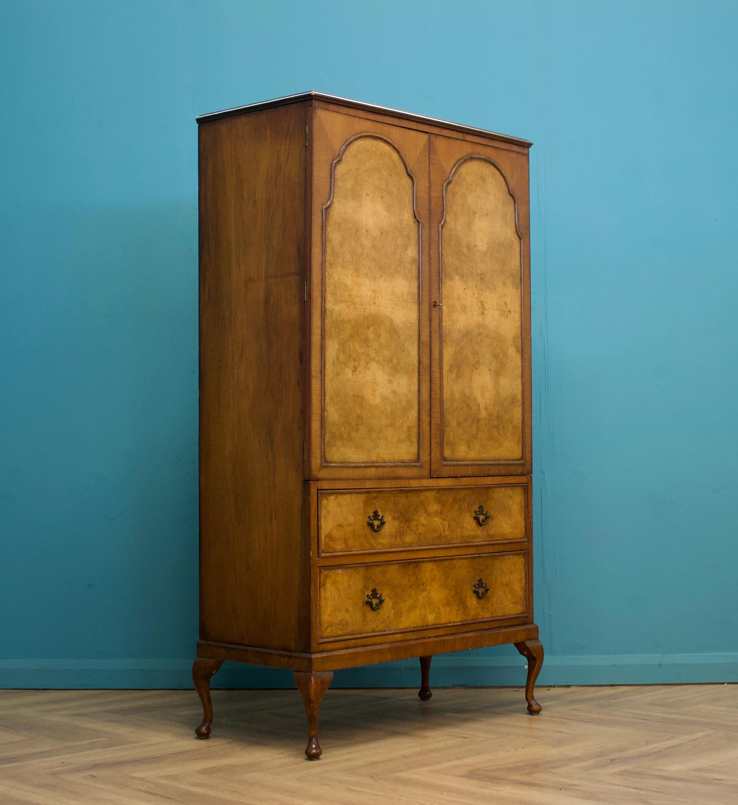 Mid-Century moderno Armadio compatto in legno di noce in stile Art Deco, anni '50 in vendita