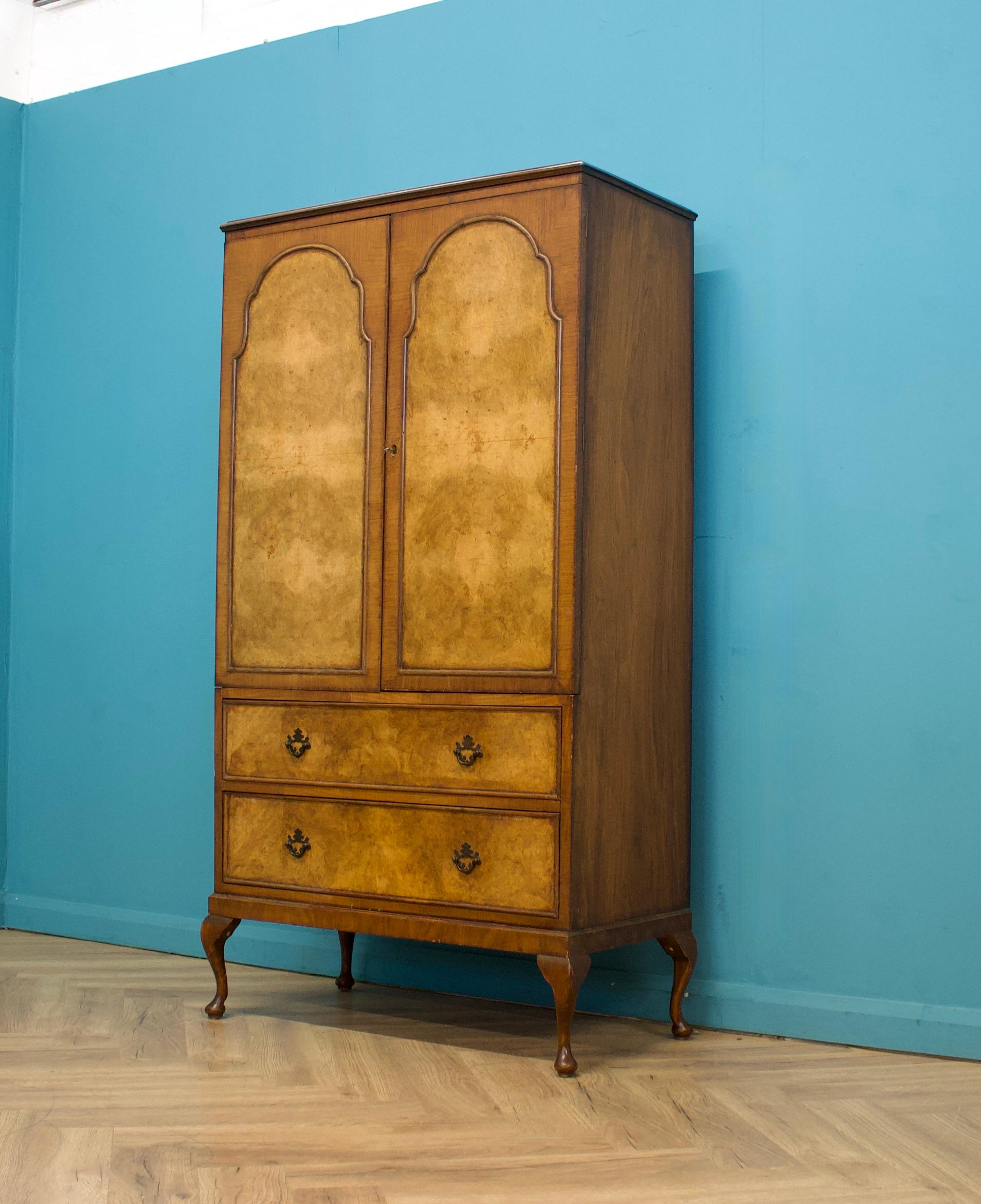 Britannico Armadio compatto in legno di noce in stile Art Deco, anni '50 in vendita