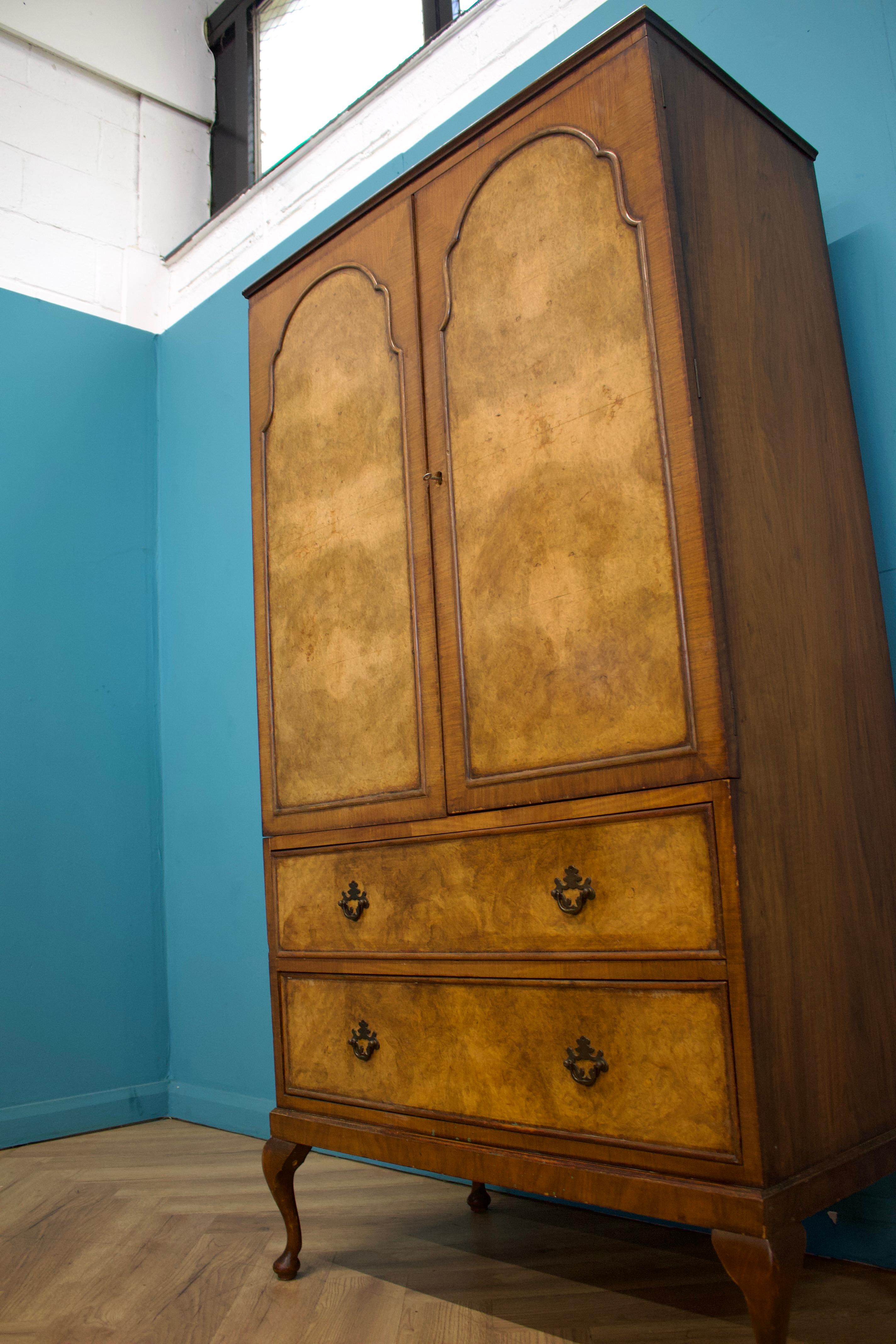 Armadio compatto in legno di noce in stile Art Deco, anni '50 In condizioni buone in vendita a South Shields, GB