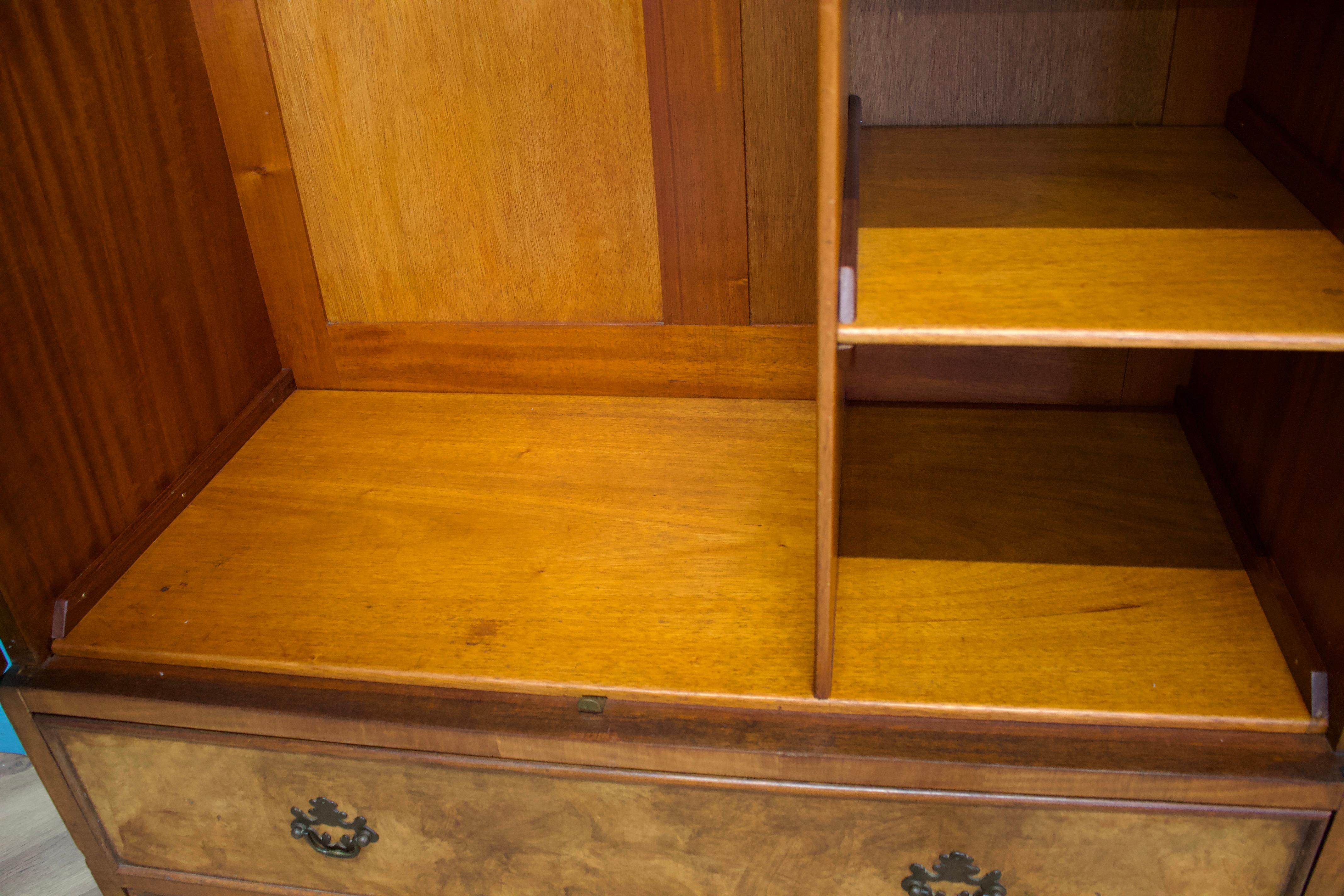 Teak Armadio compatto in legno di noce in stile Art Deco, anni '50 in vendita