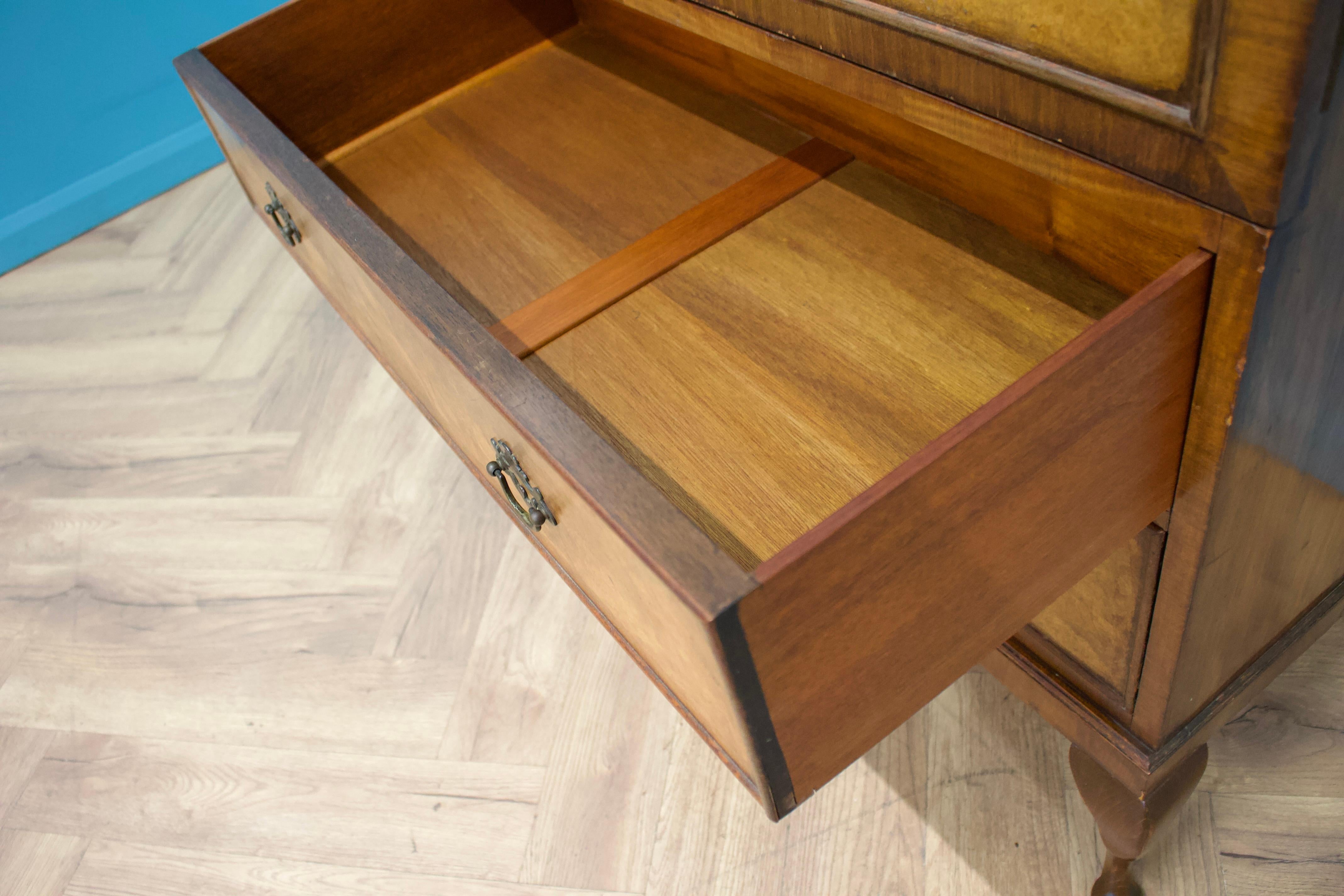 Armadio compatto in legno di noce in stile Art Deco, anni '50 in vendita 1