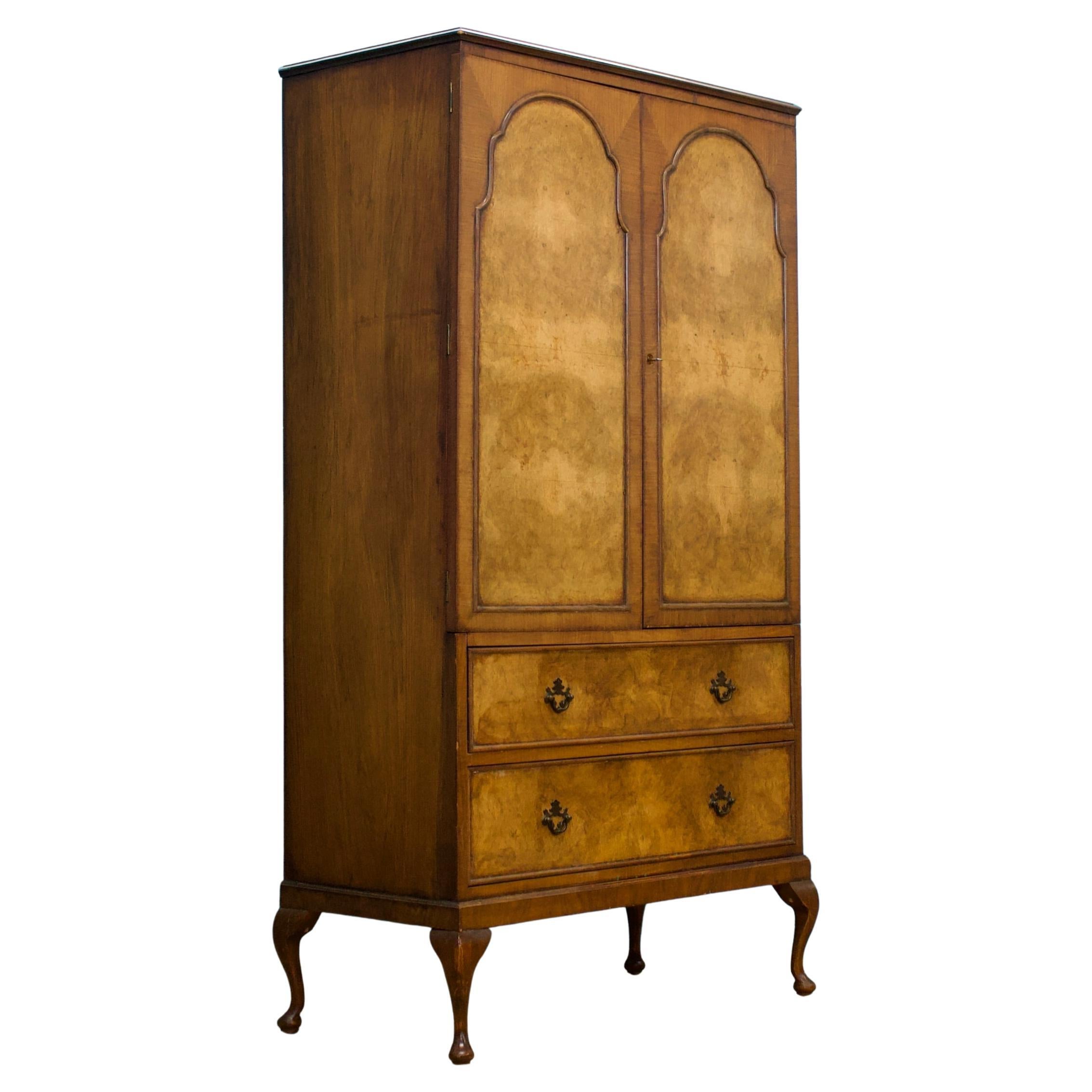 Armadio compatto in legno di noce in stile Art Deco, anni '50 in vendita