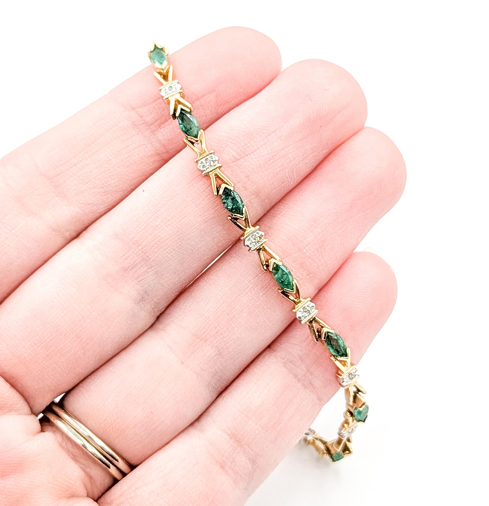 Esta pulsera está fabricada en oro amarillo de 14 quilates y lleva una esmeralda engastada con un diseño de lazo. Un verdadero ejemplo de la era Vintage. Las esmeraldas suman un total de 2,0ctw. Los diamantes redondos suman 0.05ctw, casi incoloros