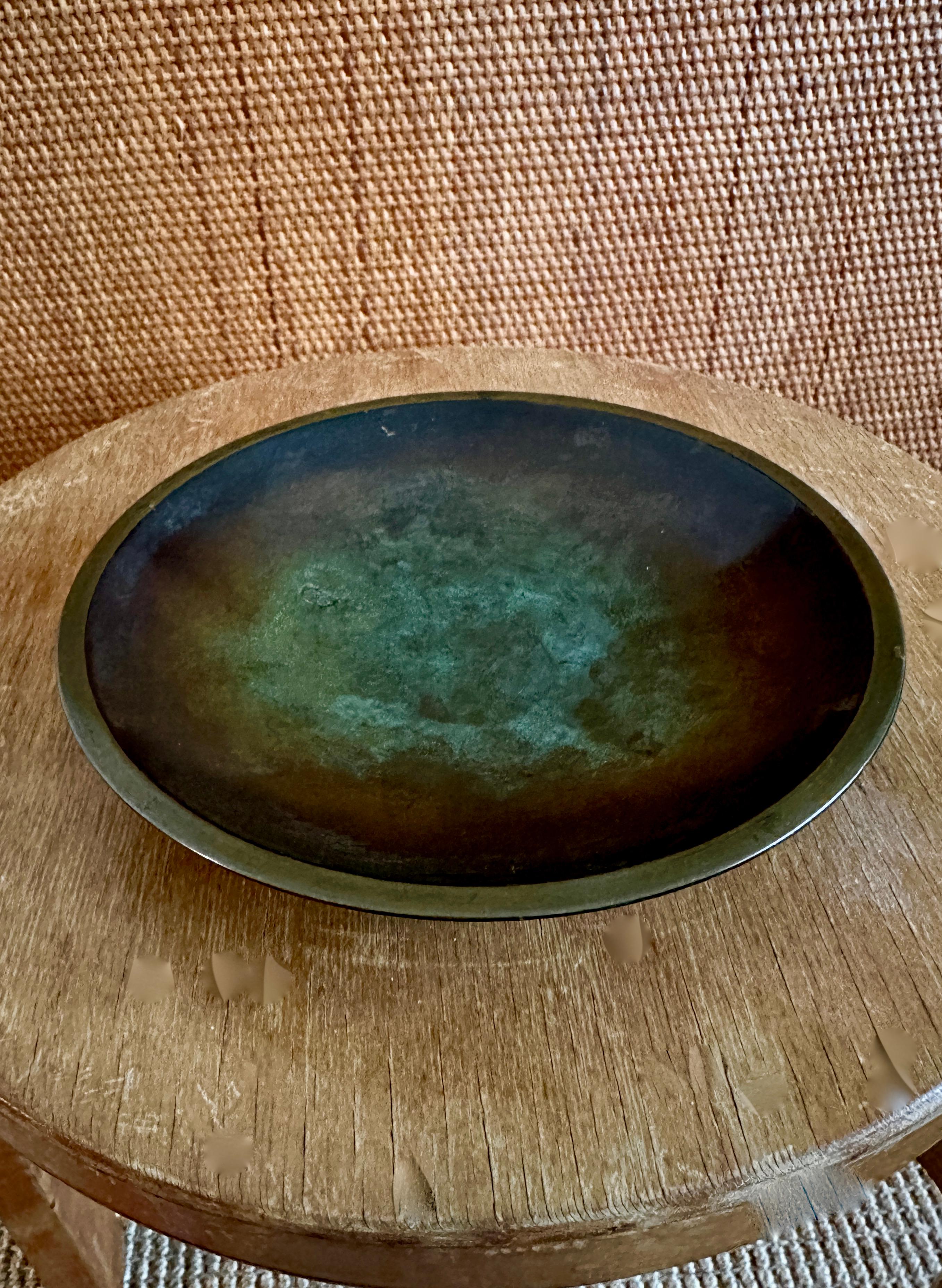 Precioso cuenco bajo de bronce patinado diseñado por Just Andersen. Just Andersen (1884-1943) fue un diseñador de objetos de metal de fama internacional. Andersen es conocido sobre todo por su diseño neoclásico escandinavo de objetos de uso