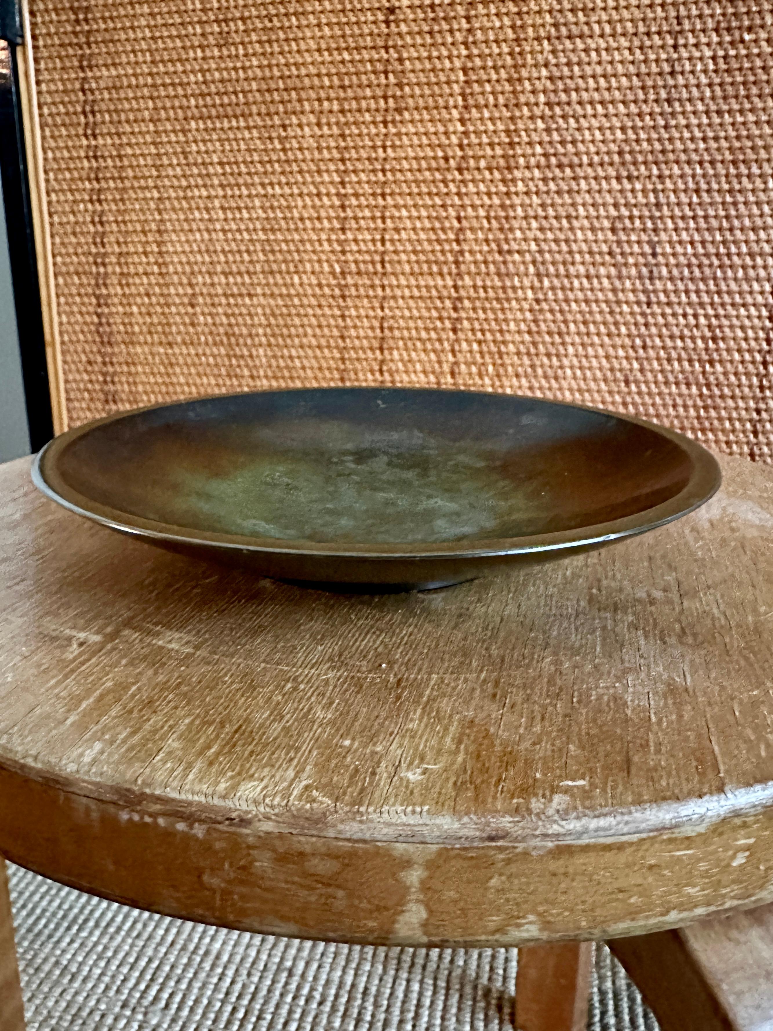 Cuenco de bronce patinado envejecido diseñado por Just Andersen, fabricado en Suecia. en Bueno estado para la venta en Doraville, GA