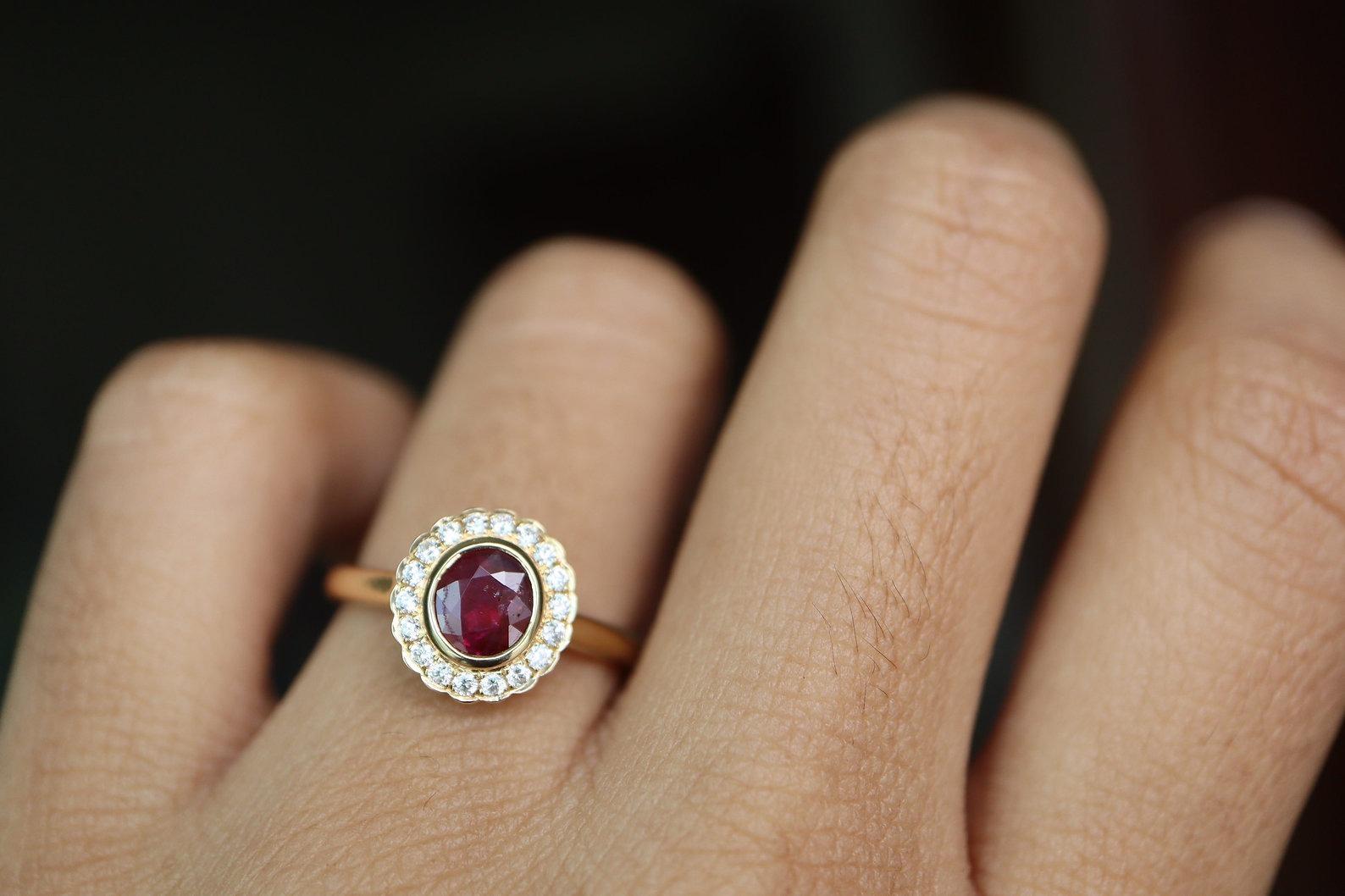 Anillo de rubí de Birmania sin calentar con diamante de estilo antiguo de 0,82 ct Corte oval en venta