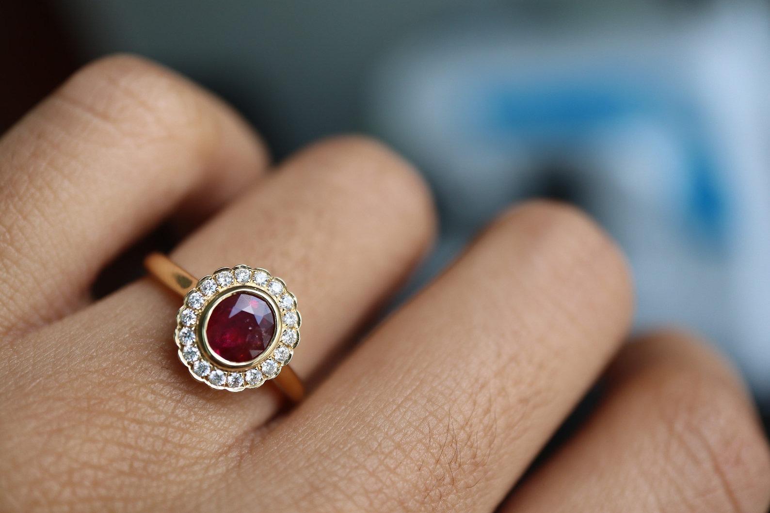 Anillo de rubí de Birmania sin calentar con diamante de estilo antiguo de 0,82 ct en Nuevo estado para la venta en Singapore, SG