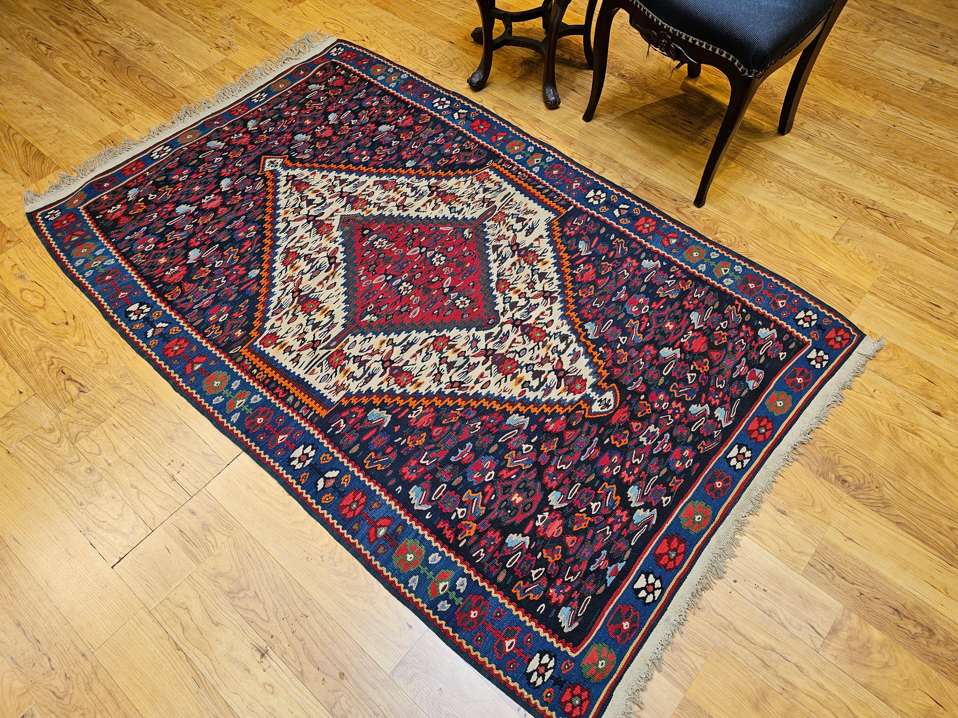 Vintager Persische Senneh Kilim Teppich in Mitternachtsblau, Elfenbein, Indigo, Rot im Angebot 4