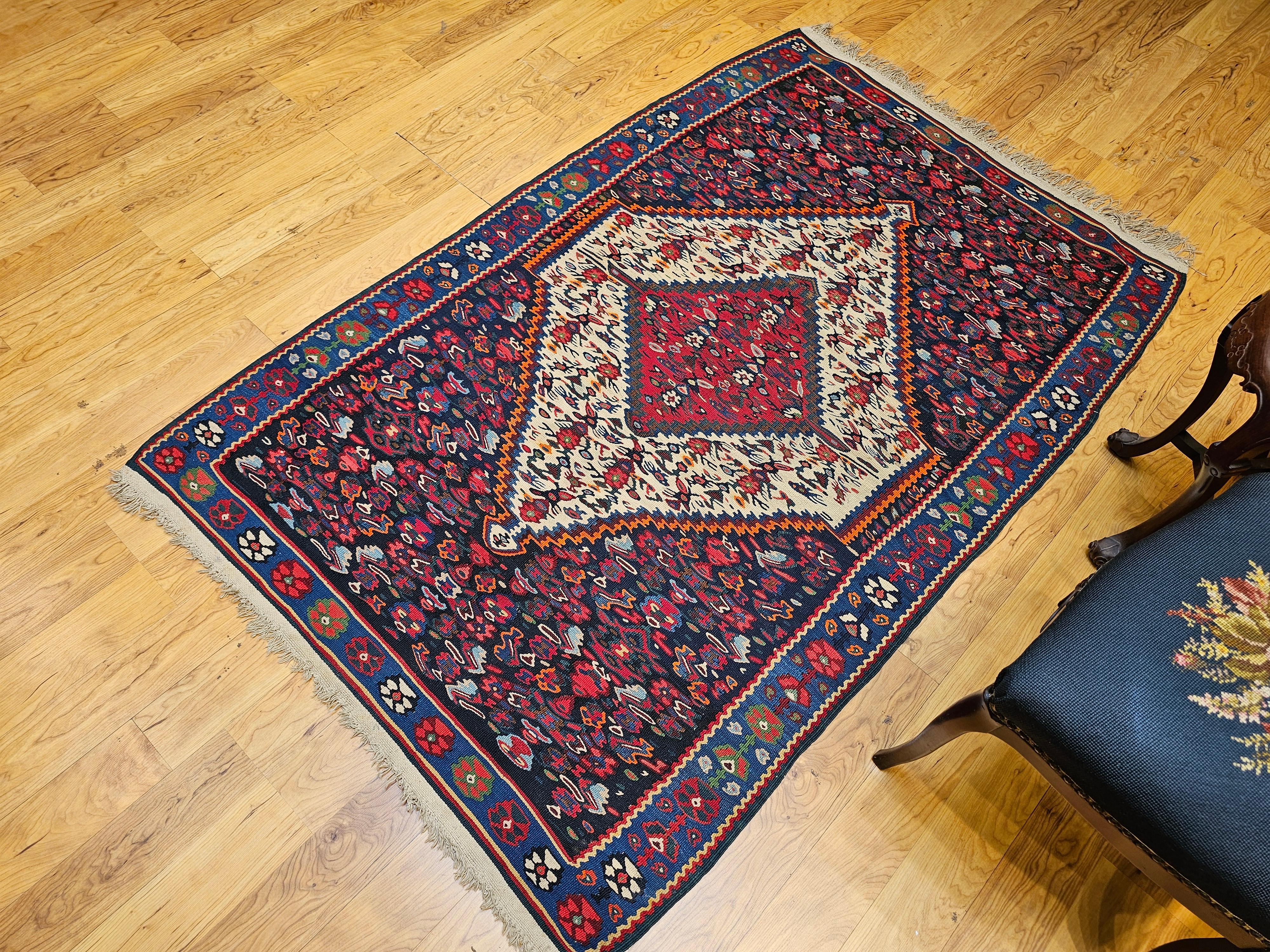Vintager Persische Senneh Kilim Teppich in Mitternachtsblau, Elfenbein, Indigo, Rot im Angebot 6