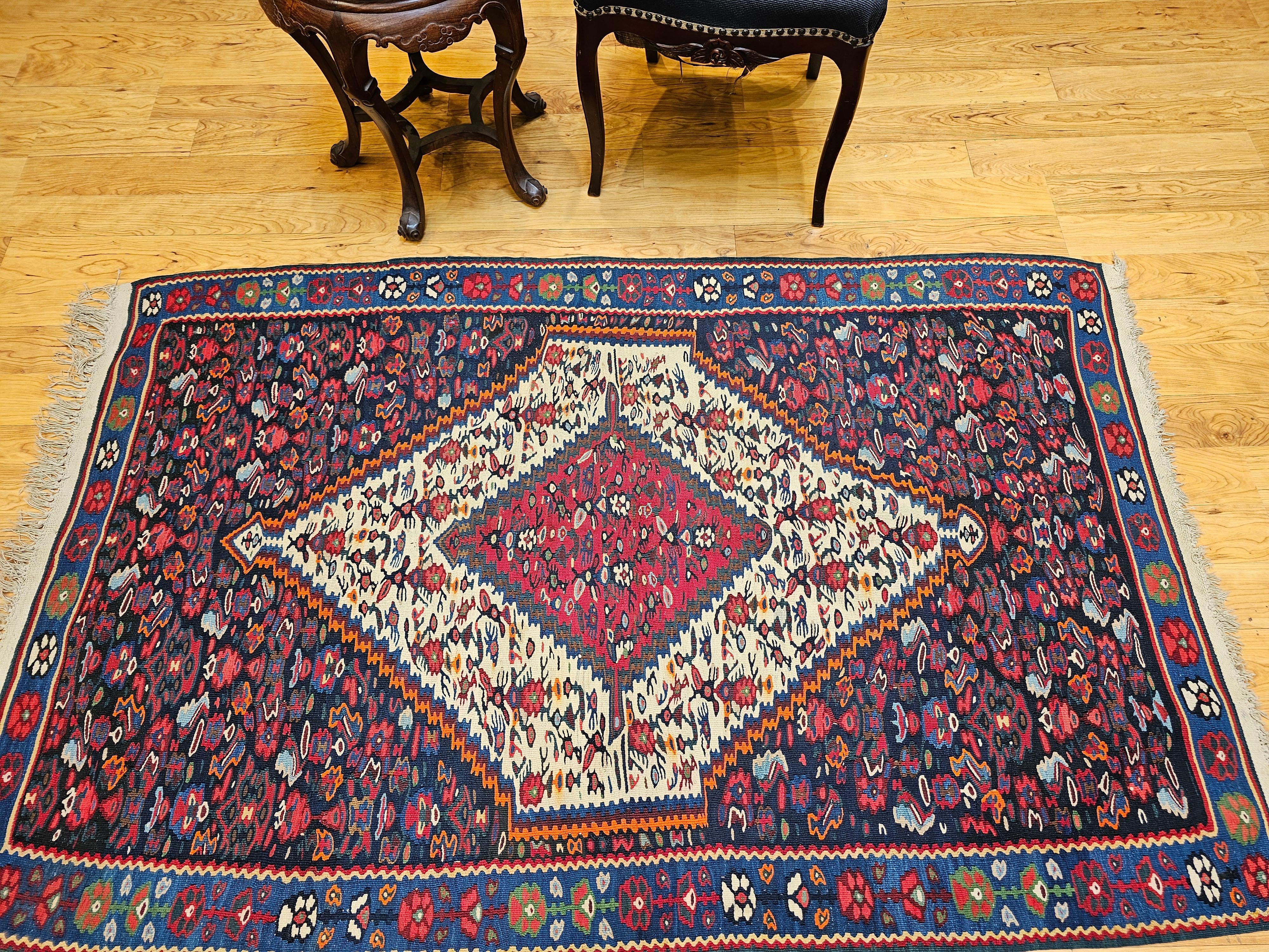 Vintager Persische Senneh Kilim Teppich in Mitternachtsblau, Elfenbein, Indigo, Rot im Angebot 7