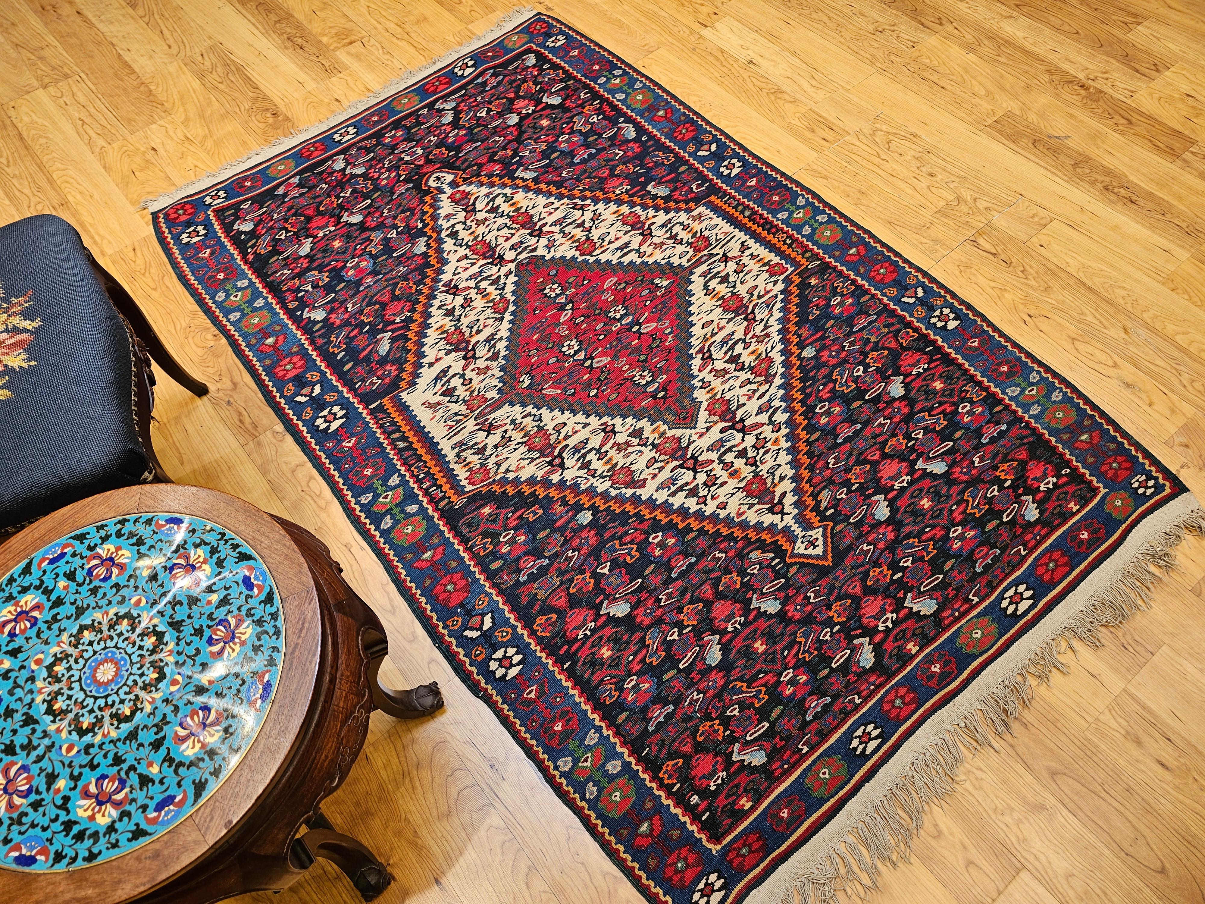 Vintager Persische Senneh Kilim Teppich in Mitternachtsblau, Elfenbein, Indigo, Rot im Angebot 8
