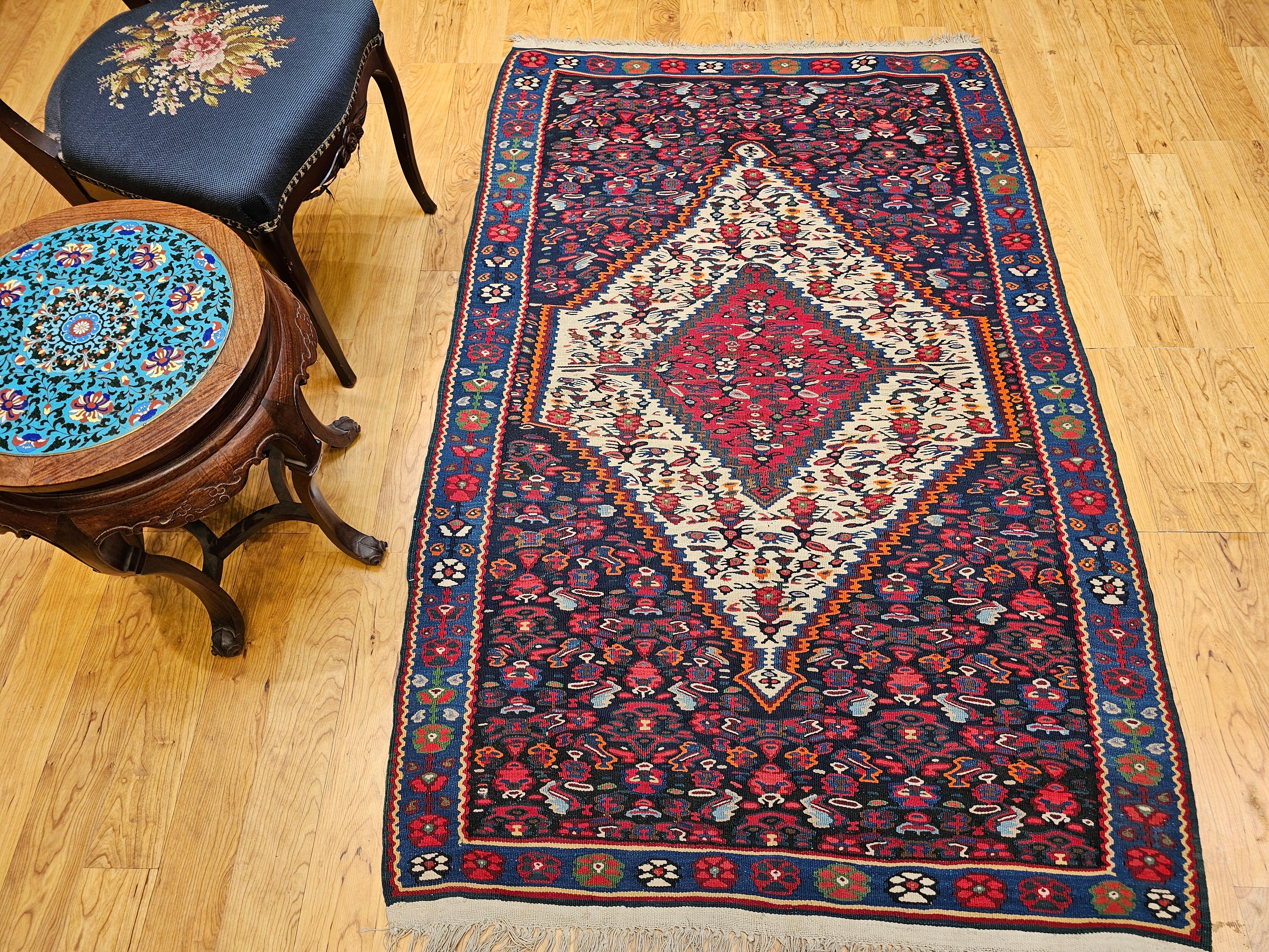 Vintager Persische Senneh Kilim Teppich in Mitternachtsblau, Elfenbein, Indigo, Rot im Angebot 9