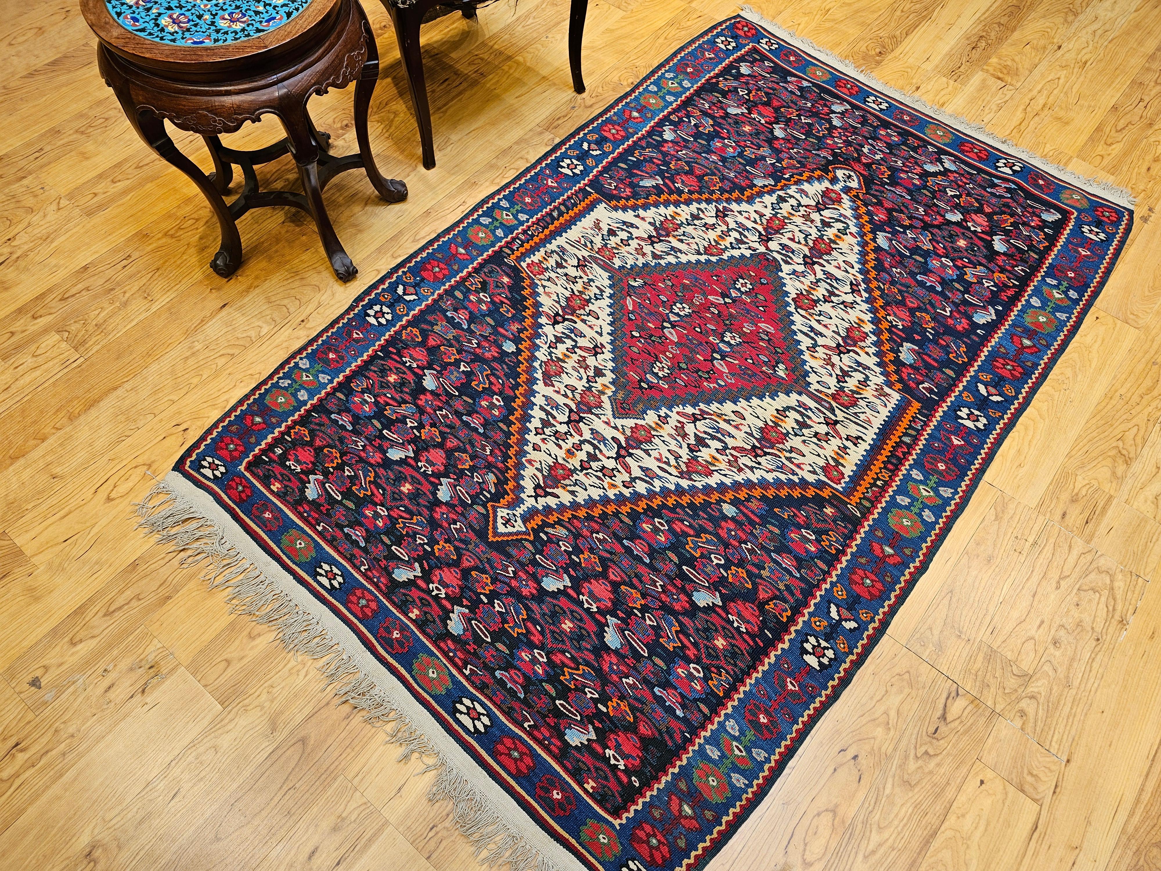 Vintager Persische Senneh Kilim Teppich in Mitternachtsblau, Elfenbein, Indigo, Rot im Angebot 10