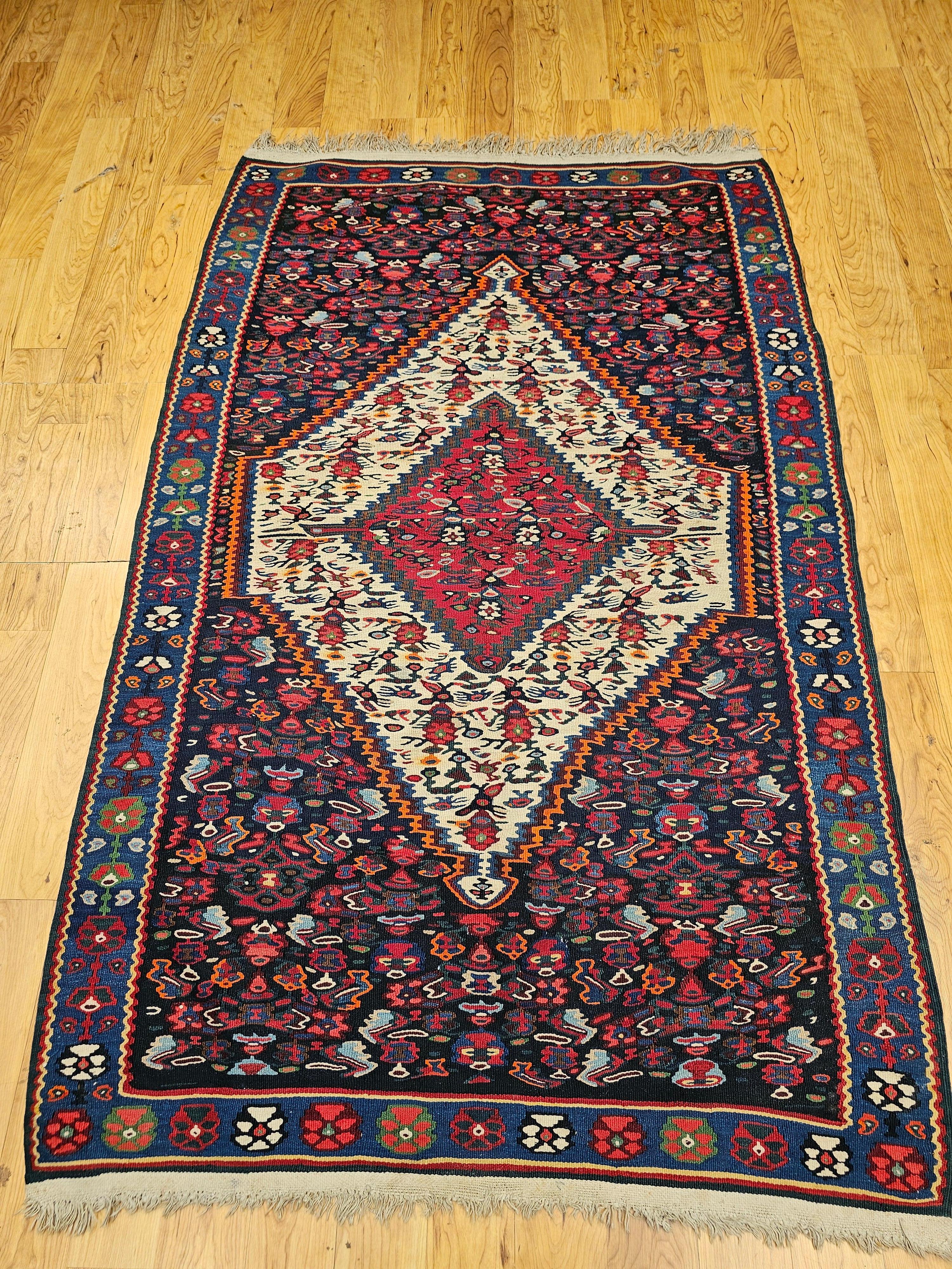 Vintager Persische Senneh Kilim Teppich in Mitternachtsblau, Elfenbein, Indigo, Rot im Angebot 11