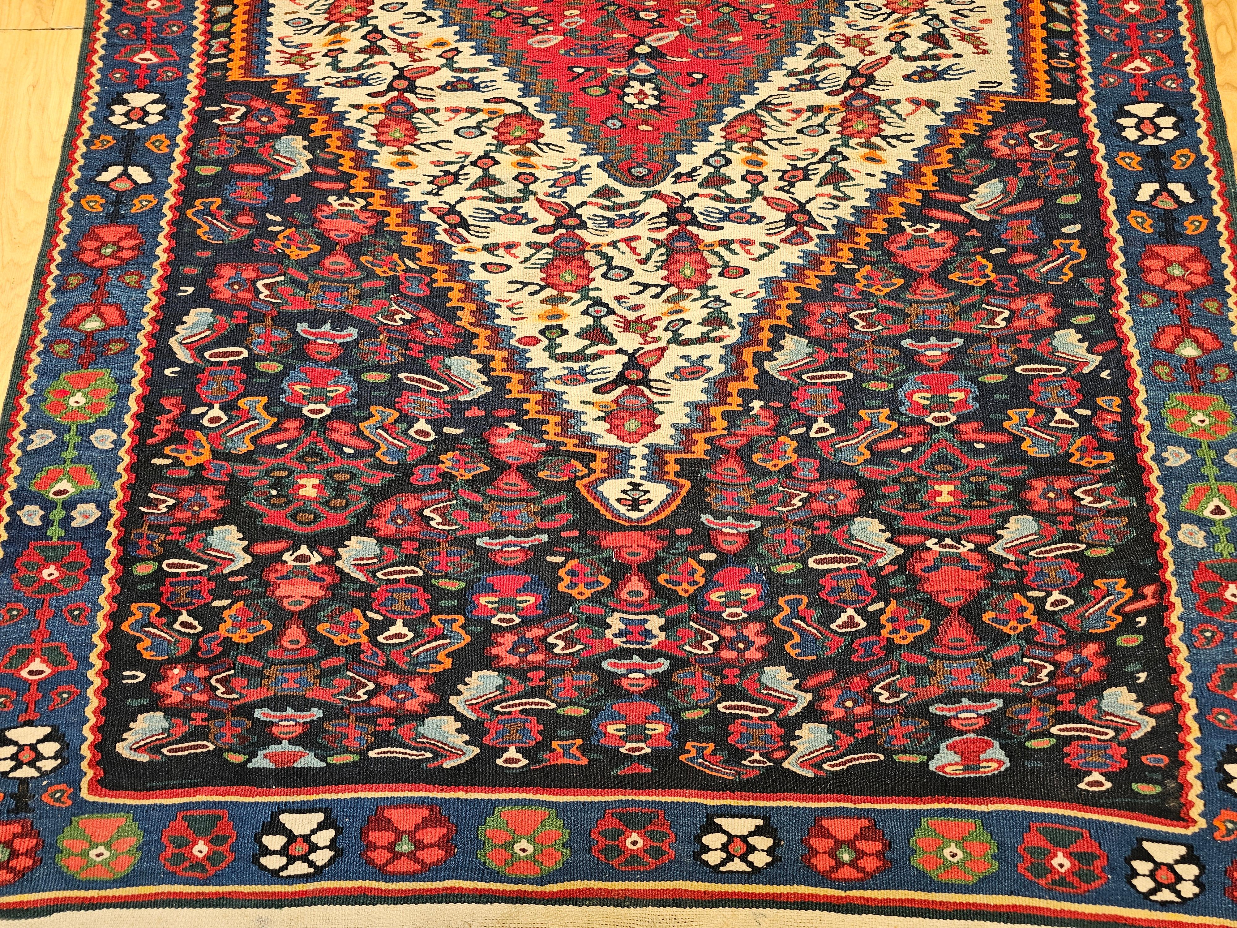 Vintager Persische Senneh Kilim Teppich in Mitternachtsblau, Elfenbein, Indigo, Rot (Handgewebt) im Angebot