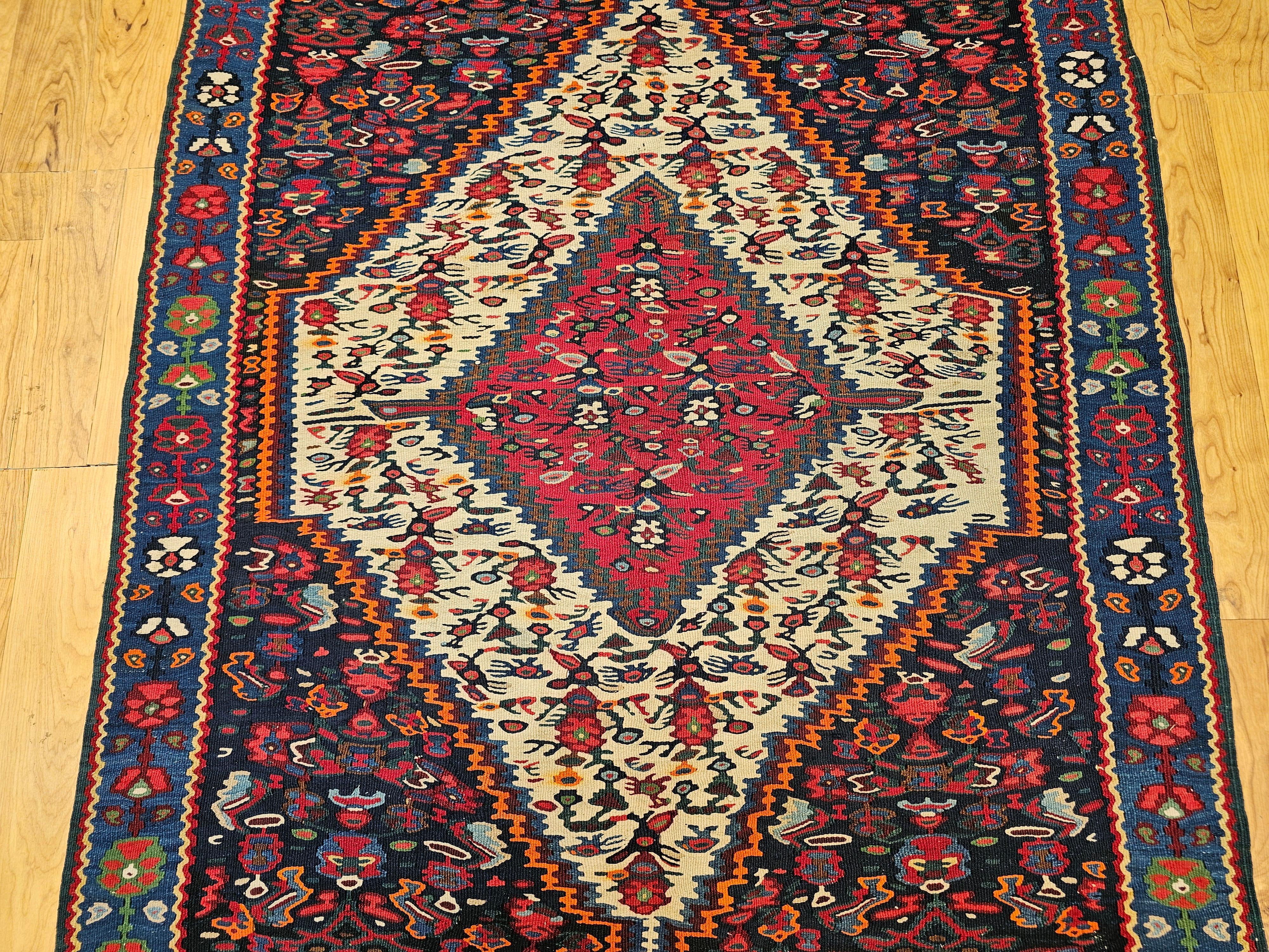 Vintager Persische Senneh Kilim Teppich in Mitternachtsblau, Elfenbein, Indigo, Rot im Zustand „Gut“ im Angebot in Barrington, IL