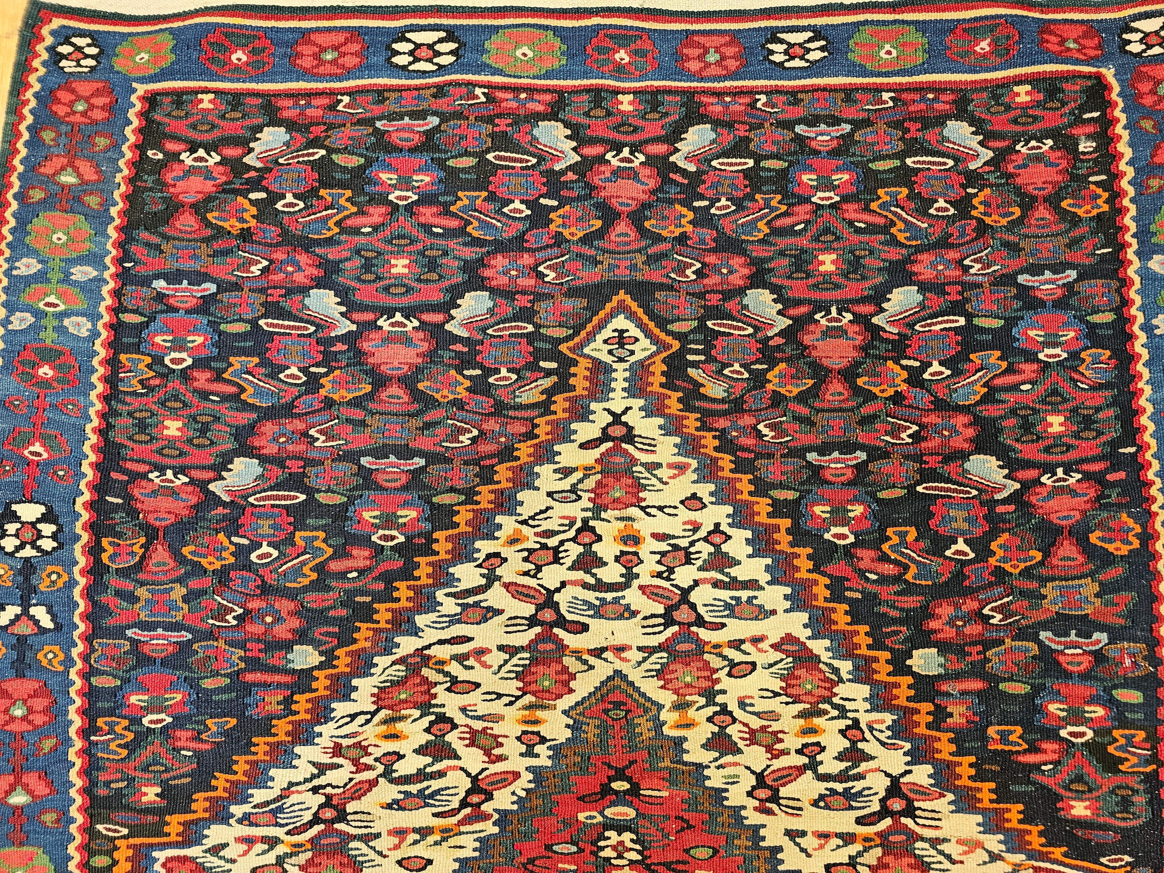 Vintager Persische Senneh Kilim Teppich in Mitternachtsblau, Elfenbein, Indigo, Rot (20. Jahrhundert) im Angebot