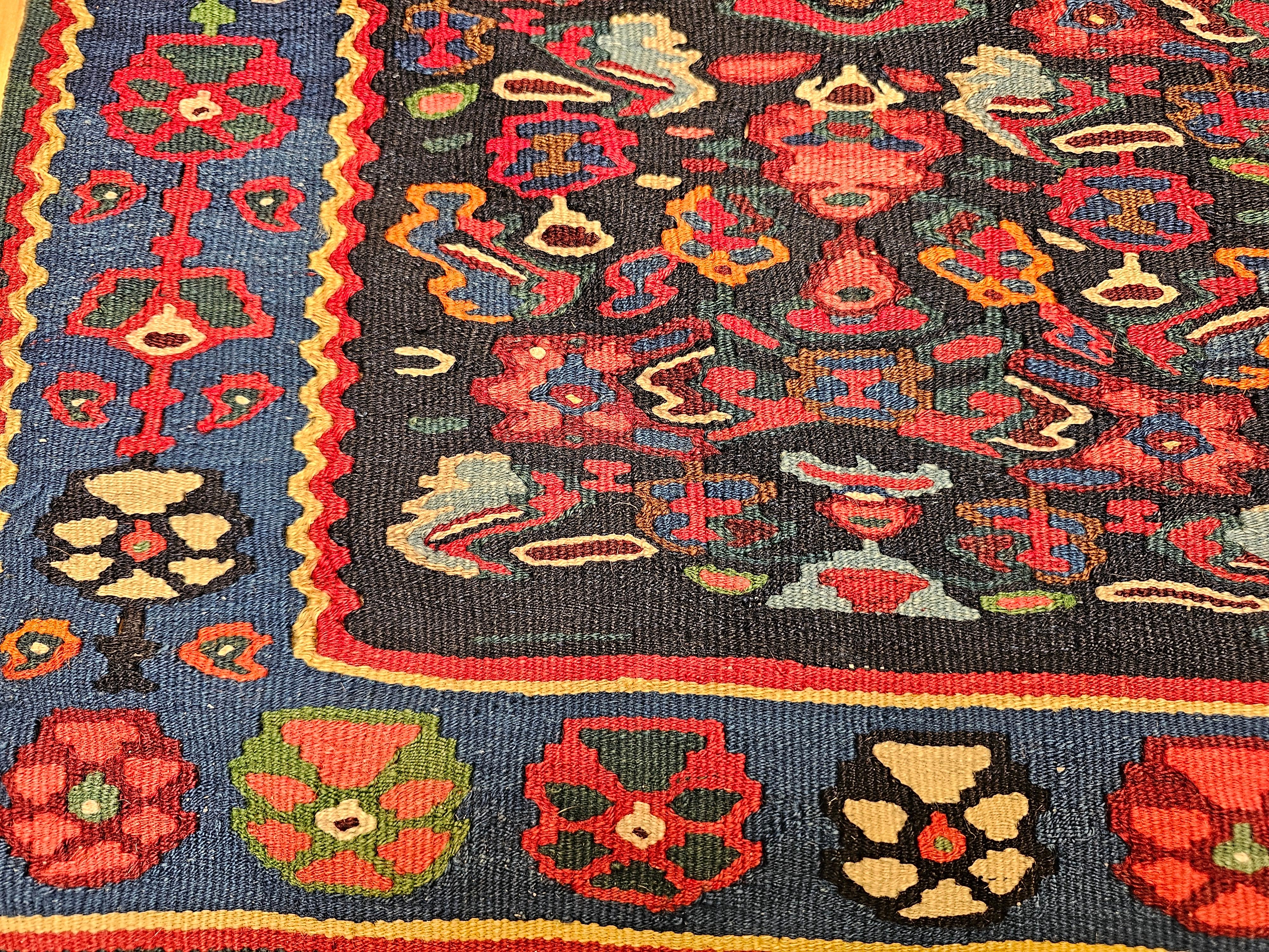 Vintager Persische Senneh Kilim Teppich in Mitternachtsblau, Elfenbein, Indigo, Rot (Wolle) im Angebot