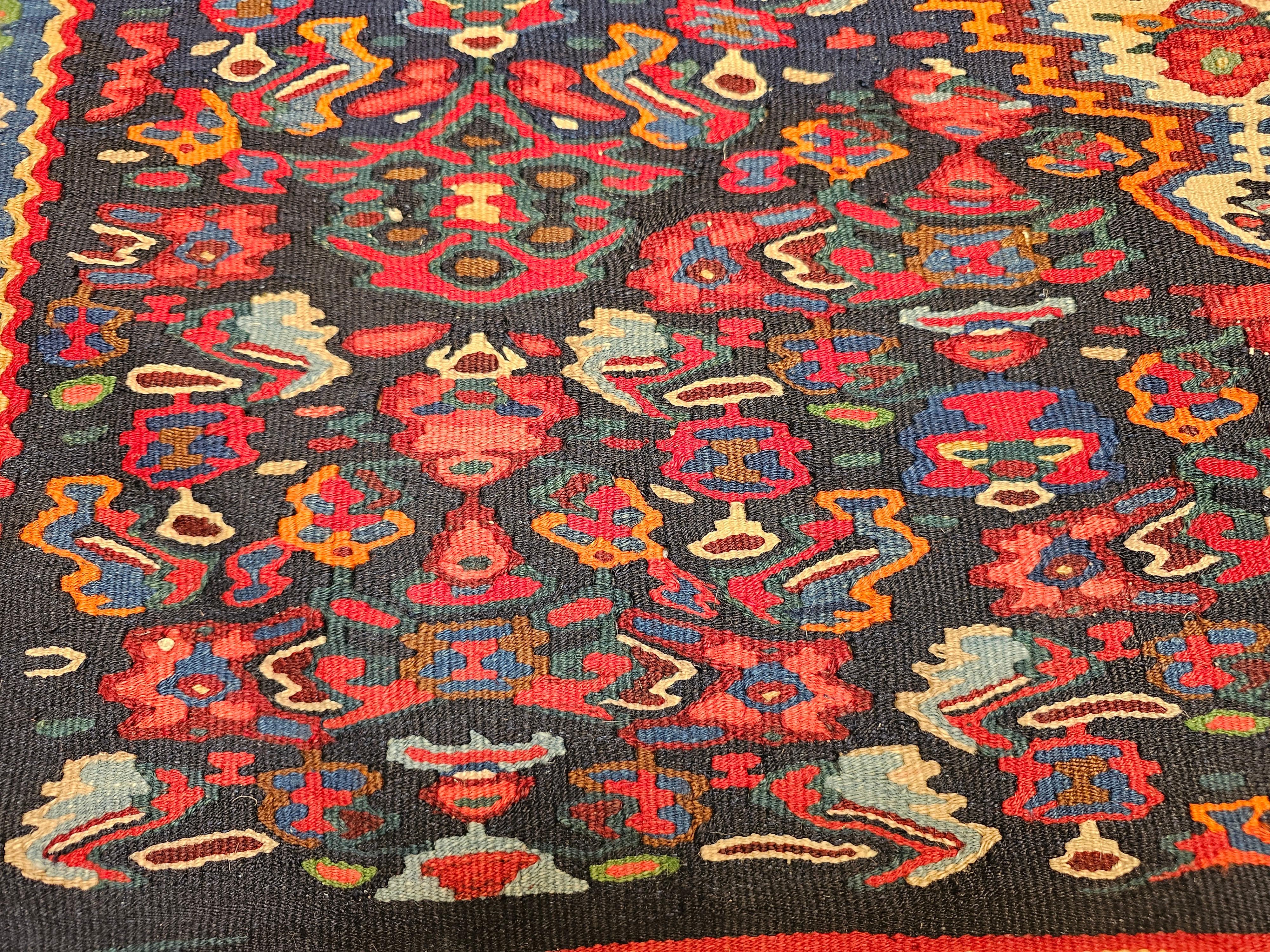 Vintager Persische Senneh Kilim Teppich in Mitternachtsblau, Elfenbein, Indigo, Rot im Angebot 1