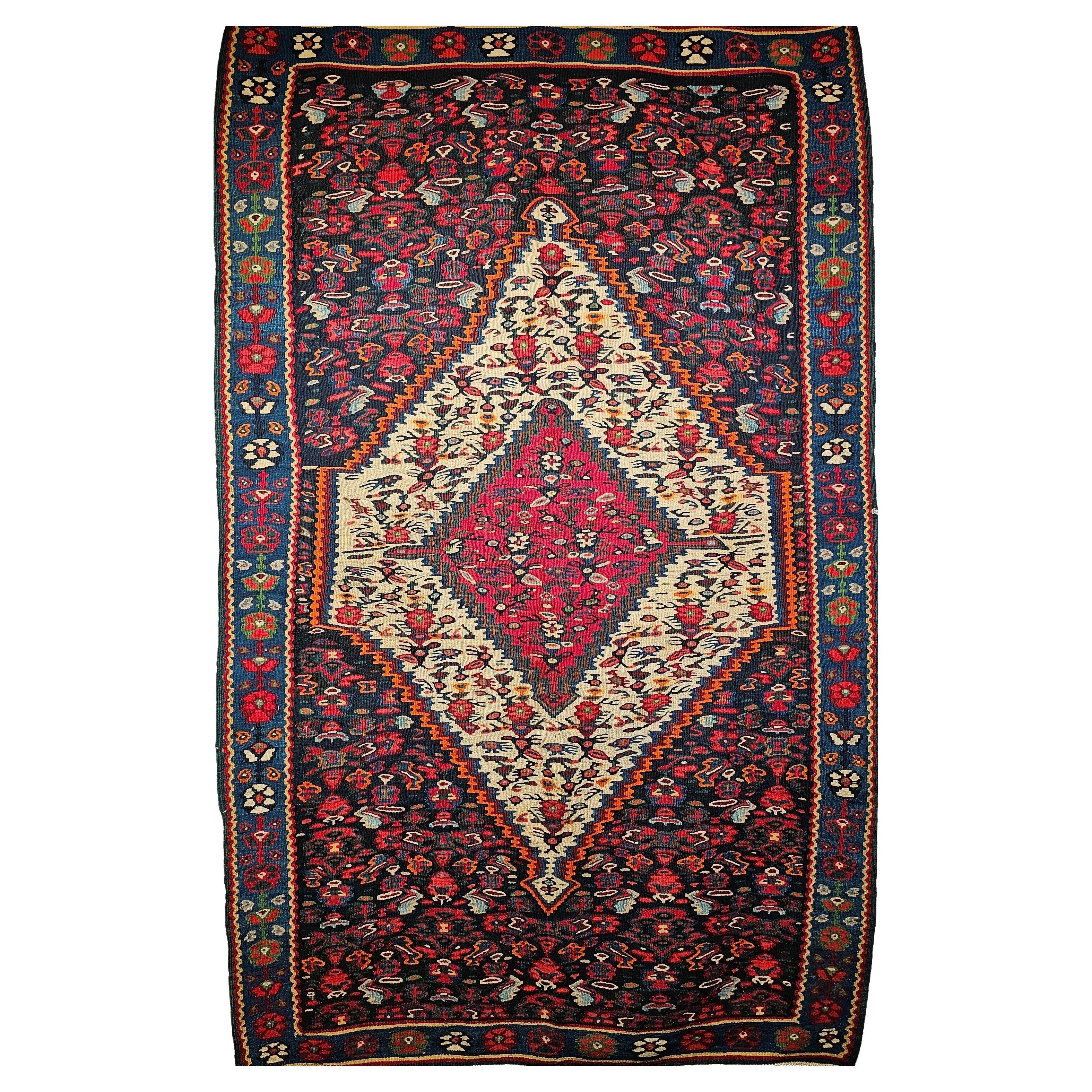 Vintager Persische Senneh Kilim Teppich in Mitternachtsblau, Elfenbein, Indigo, Rot im Angebot