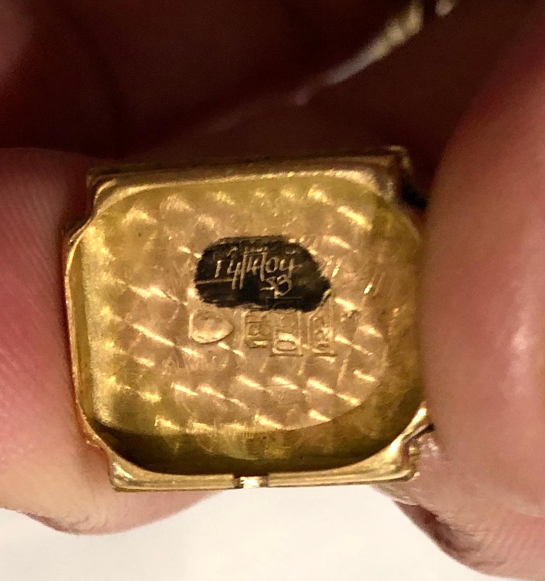 Damen-Armbanduhr, quadratisch, 18 Karat Gold und Diamant und Ceylon-Saphir im Zustand „Gut“ im Angebot in West Hollywood, CA
