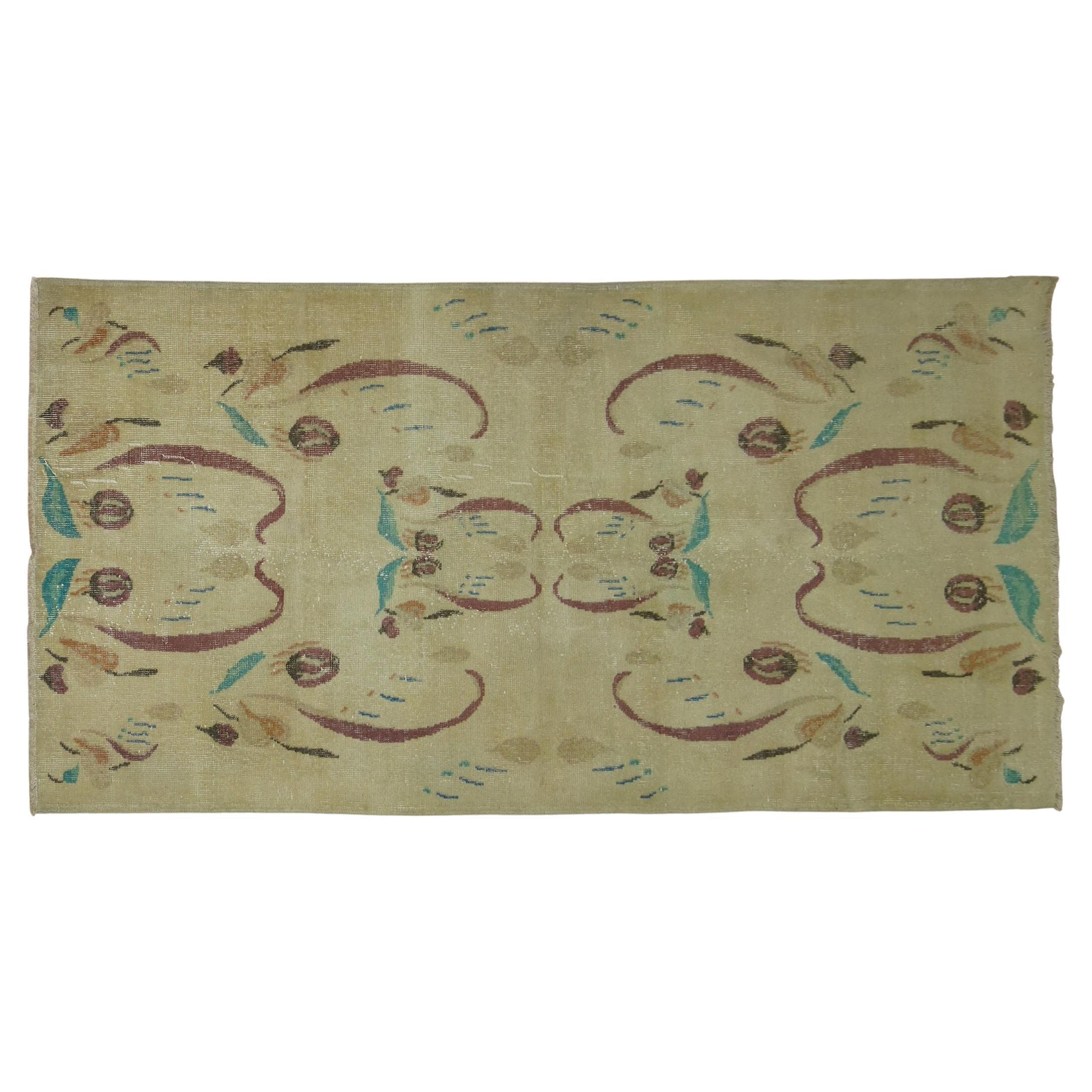Mid-20th Century Art Deco Turkish rug

Measures: 3'11'' x 7'3''.

