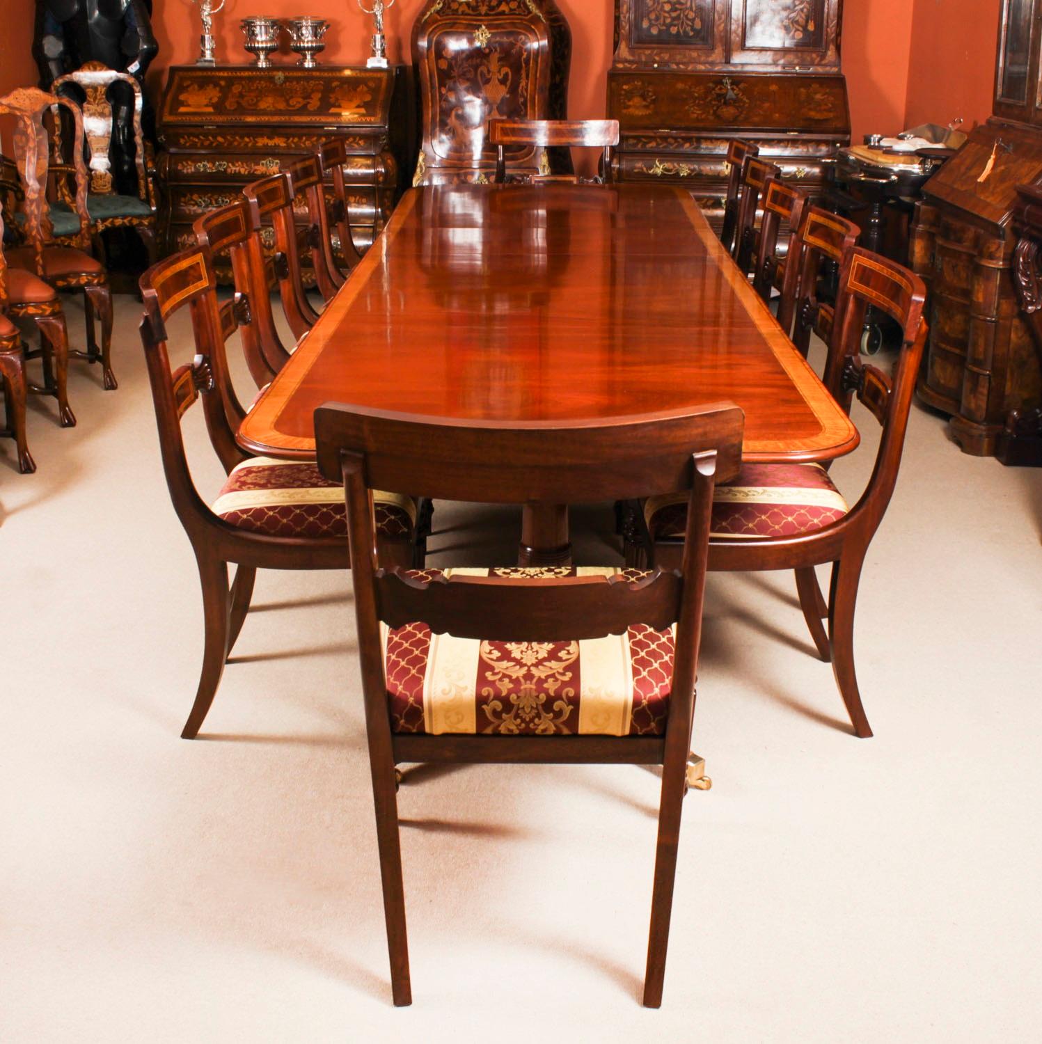 Il s'agit d'un superbe ensemble de salle à manger comprenant une superbe table de salle à manger Vintage Regency Revival et douze chaises de salle à manger Regency Revival, le tout datant de la seconde moitié du 20ème siècle.

Le plateau de la table