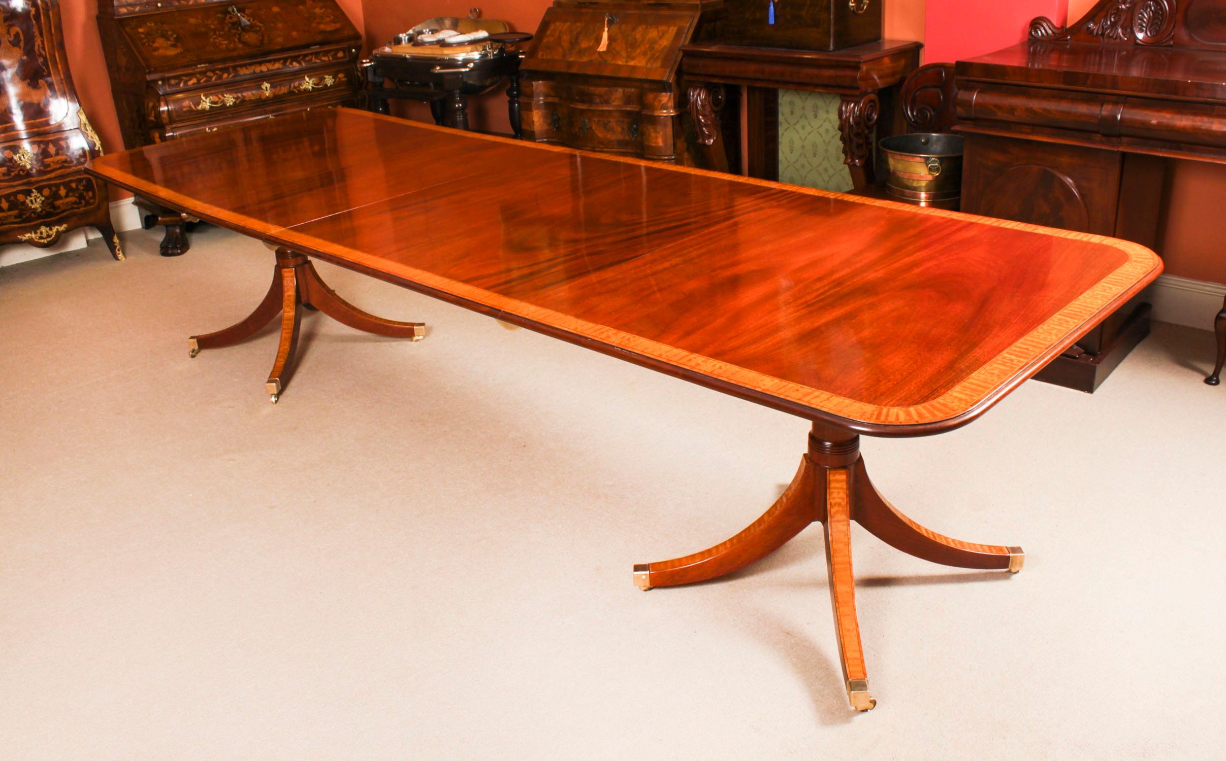 Néo-Régence Vieille table de salle à manger Flamme en acajou avec 12 chaises 20ème siècle en vente