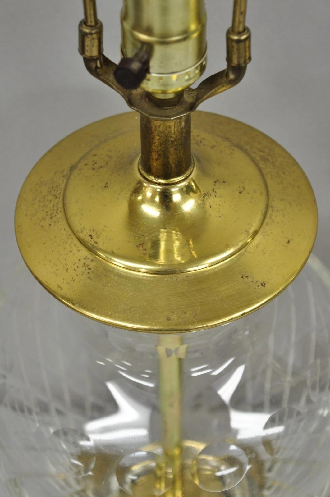 Lampade da tavolo in ottone con barattolo di zenzero in cristallo diamantato di Vintagte Chinoiserie - una coppia In condizioni buone in vendita a Philadelphia, PA