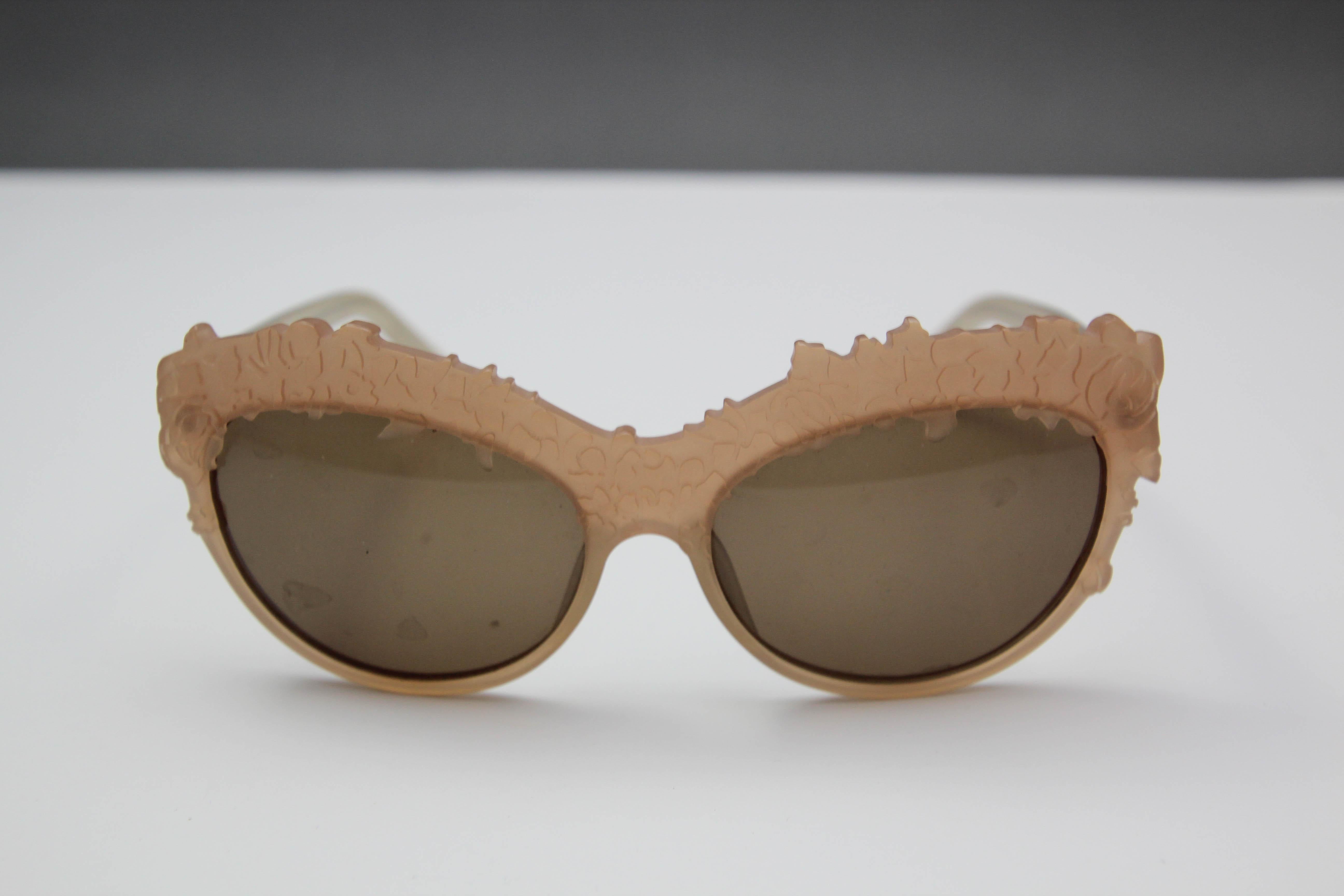 Lunettes de soleil Vintage Kenzo, très rares circa 1980.
 Lunettes de soleil vintage Kenzo de forme ovale cat eye, 
Les montures légères et asymétriques de couleur saumon semblent presque transparentes par rapport aux verres sombres, créant un look