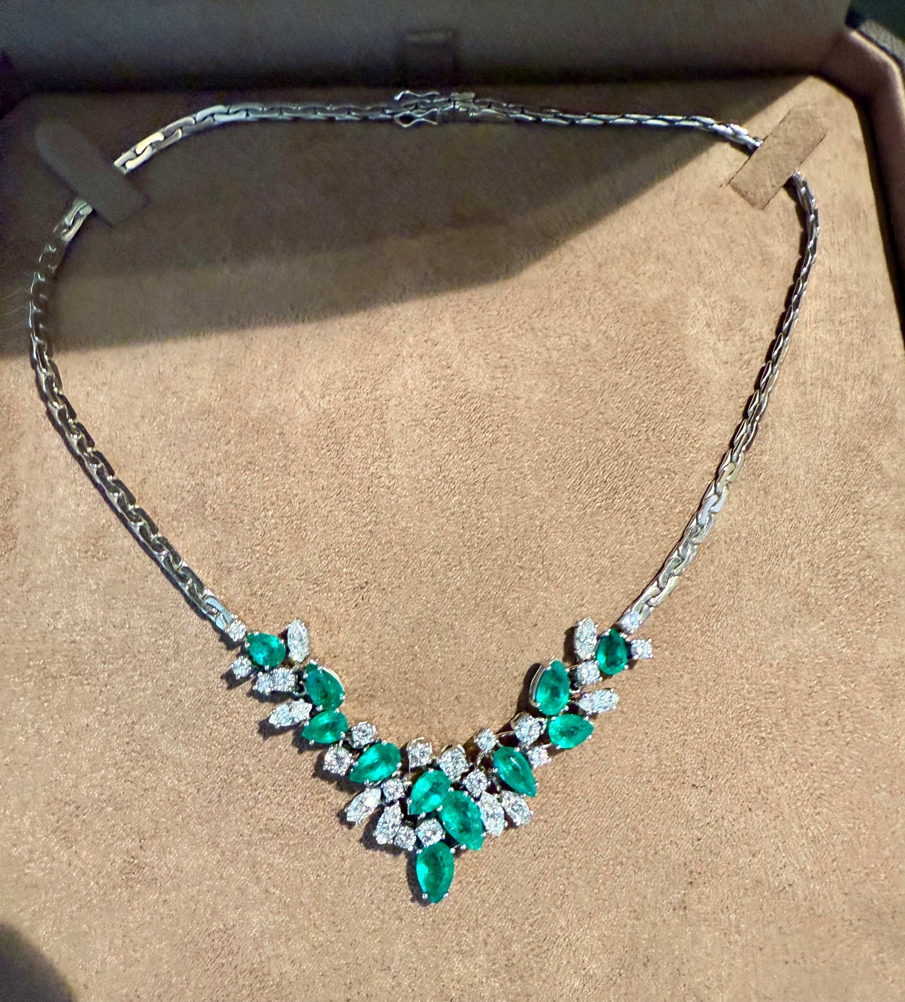 Questa collana vintage anni '70 con diamanti a cascata e smeraldi di A. Kurz Svizzera presenta 16 diamanti taglio brillante del peso di circa 1,55 ct, G, vs e 8 diamanti taglio marquise del peso di circa 1,70 ct, colore G, vs purezza. Inoltre, il
