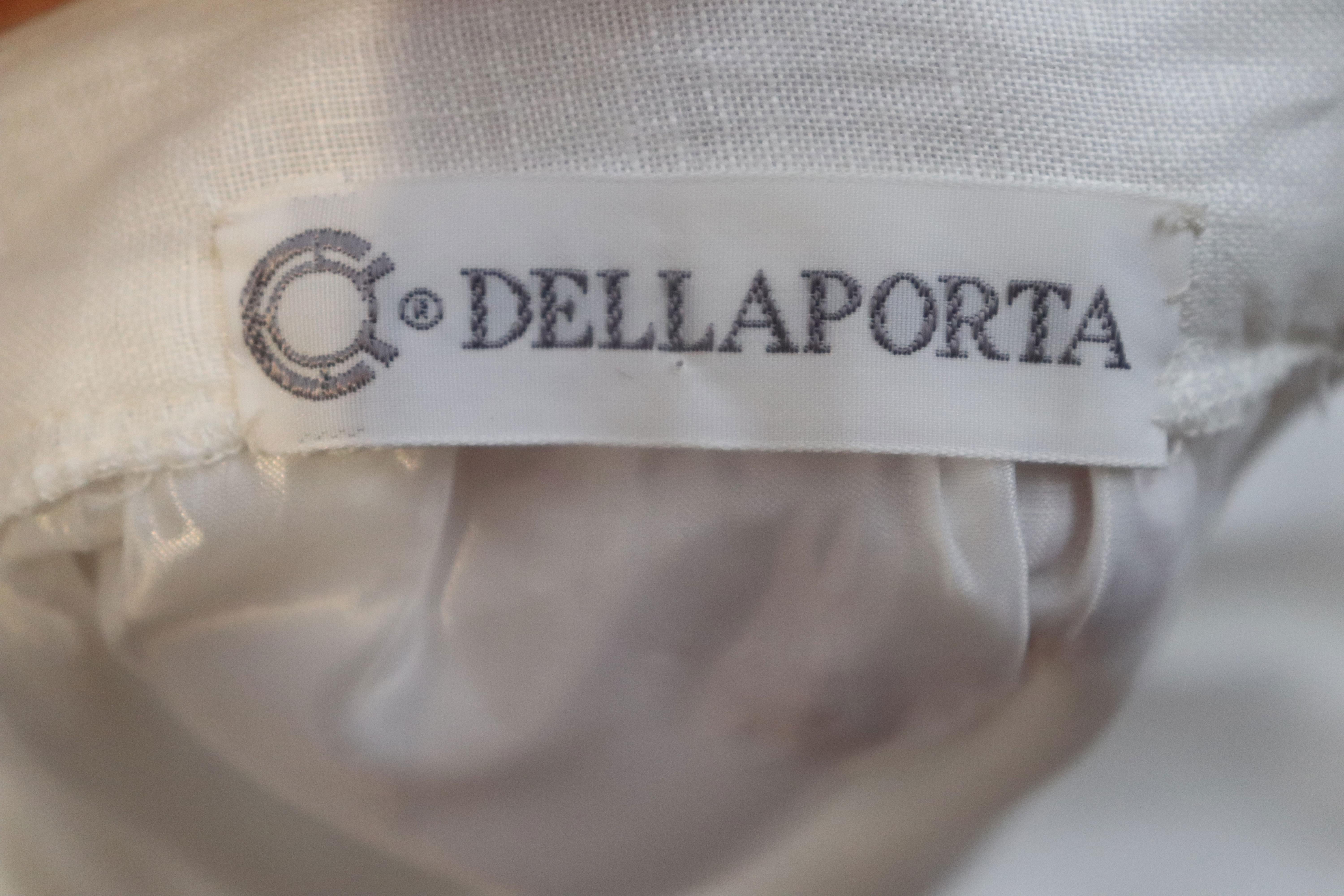 Ein hübscher Rock für den Sommer von Della Porta. Der Rock ist in der Taille gerafft, mit einem Detail am Saum und einem seitlichen Reißverschluss.