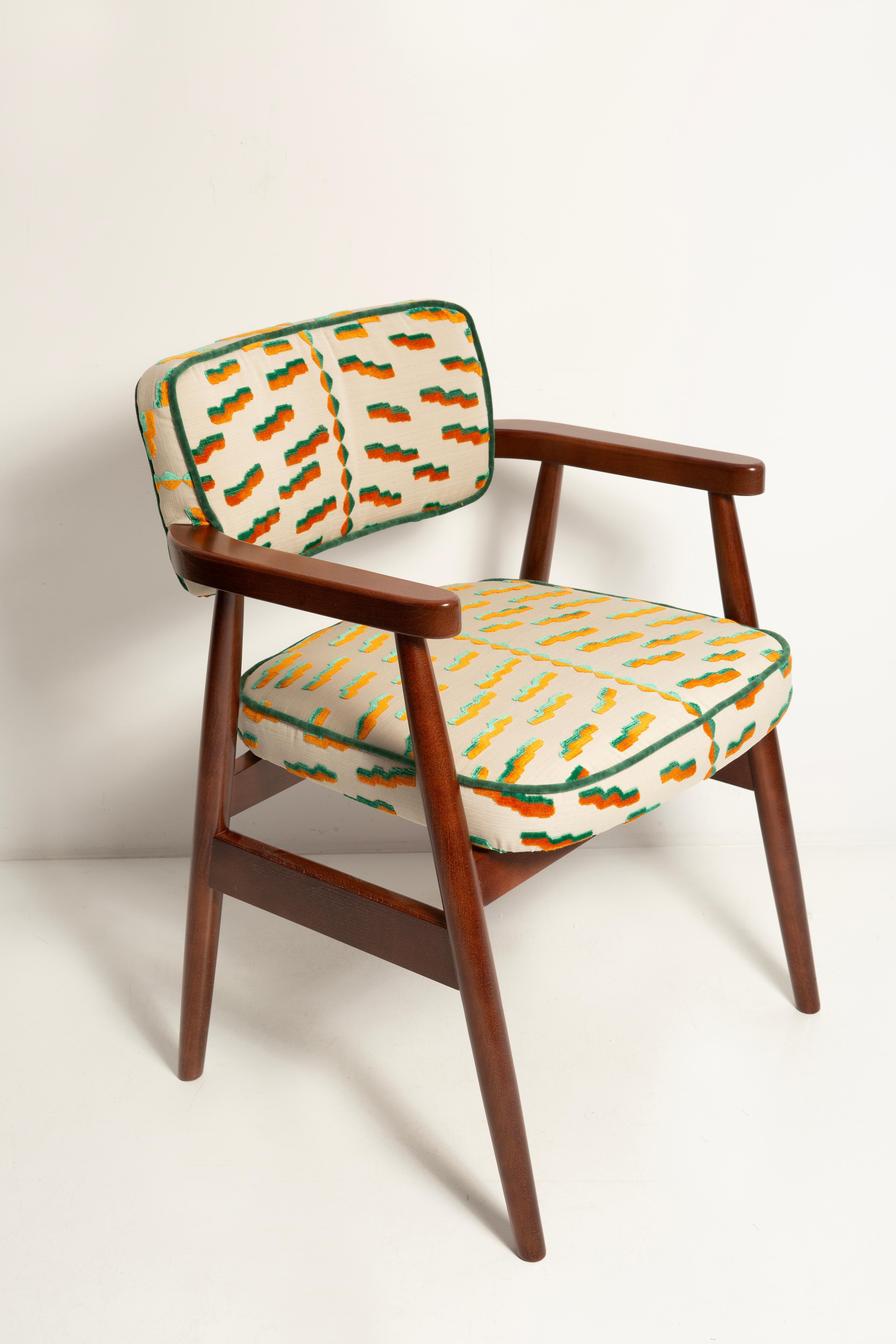 Vintola Studio Silla de Comedor Clásica, Terciopelo Jacquard Tiger Beat Dedar, Europa. Moderno de mediados de siglo en venta