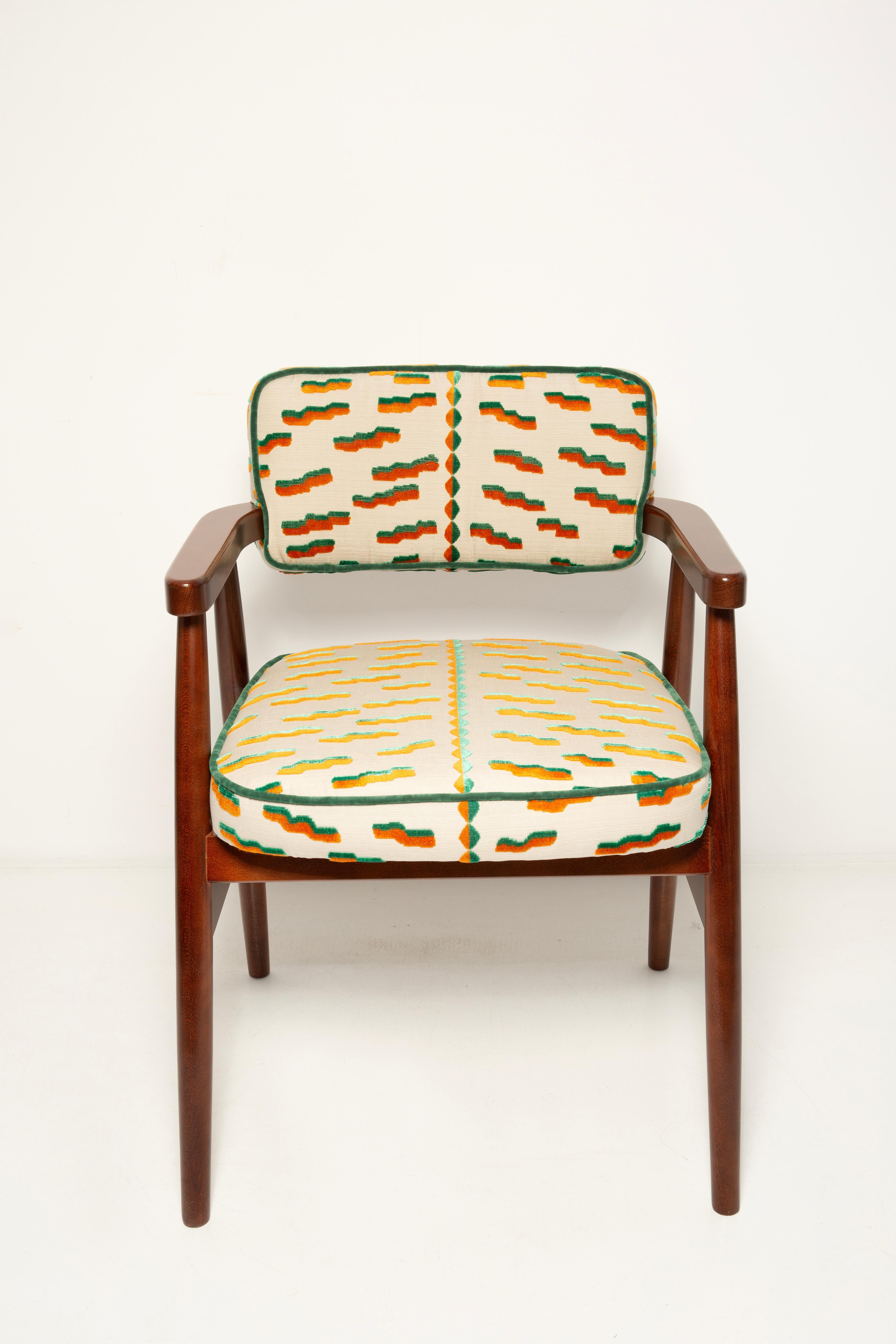 Vintola Studio Silla de Comedor Clásica, Terciopelo Jacquard Tiger Beat Dedar, Europa. Hecho a mano en venta