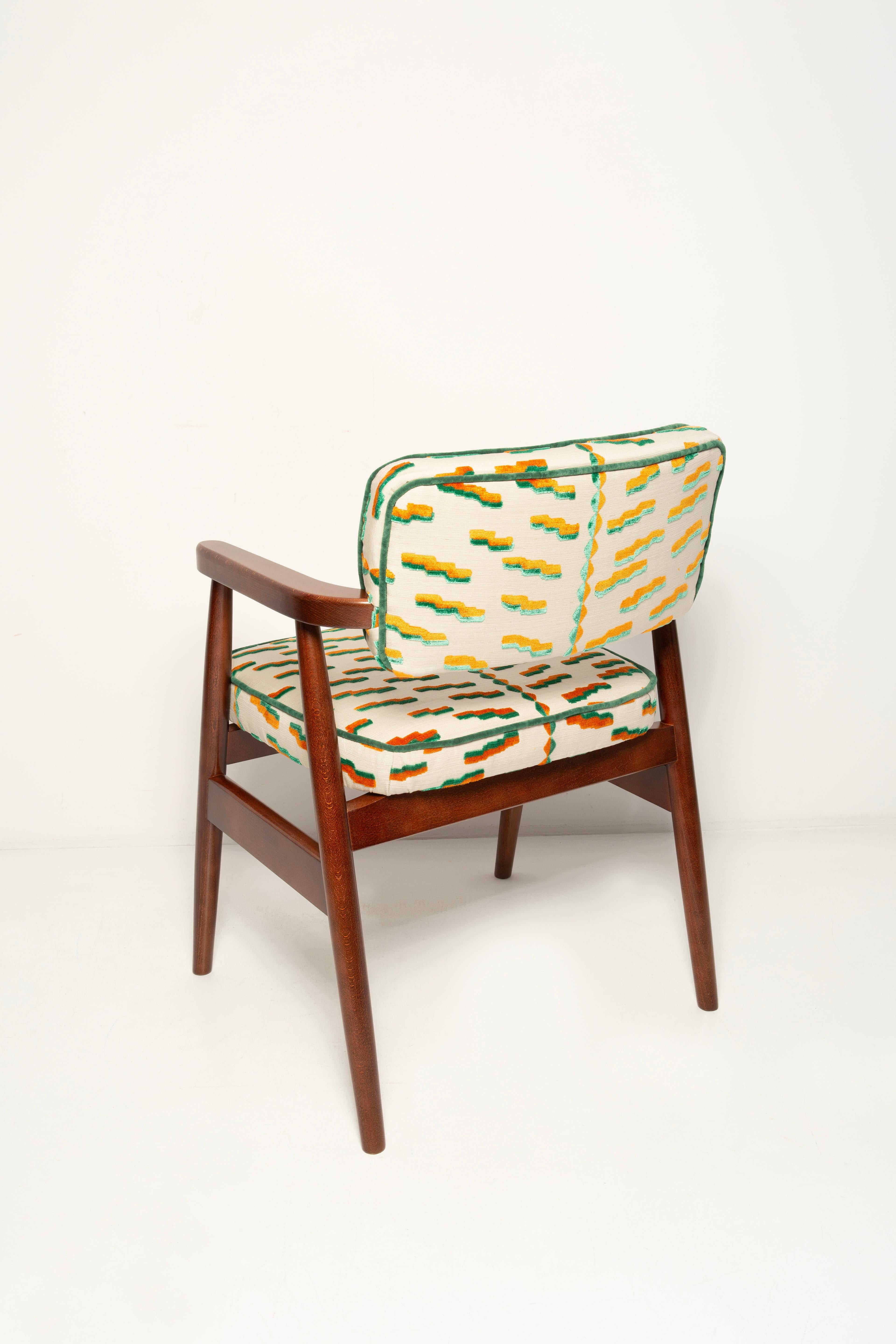 Vintola Studio Silla de Comedor Clásica, Terciopelo Jacquard Tiger Beat Dedar, Europa. Bouclé en venta