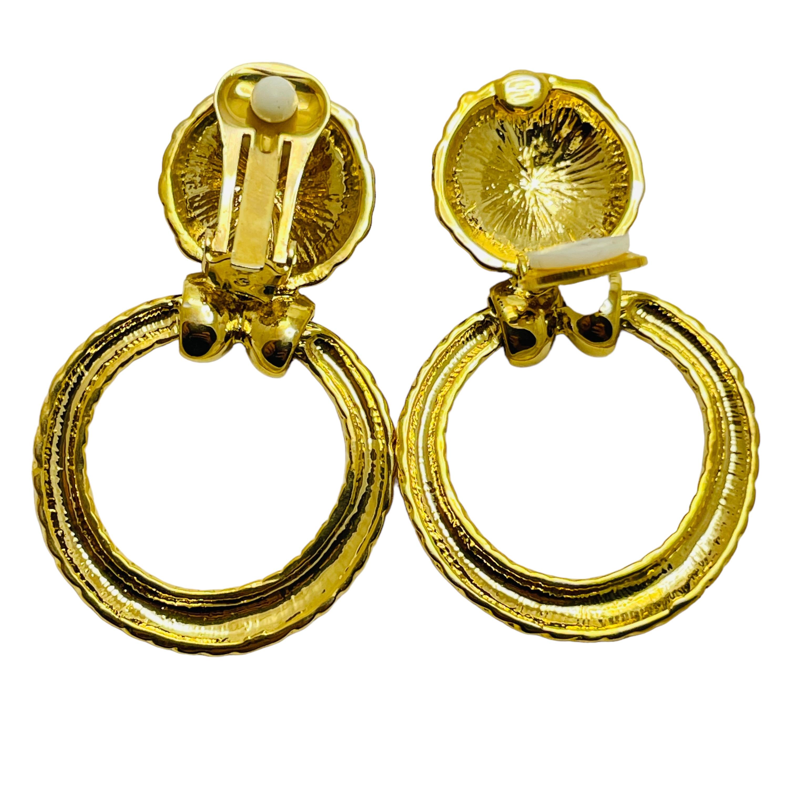 Vintsge gold tone door knocker clip on earrings In Good Condition For Sale In Palos Hills, IL