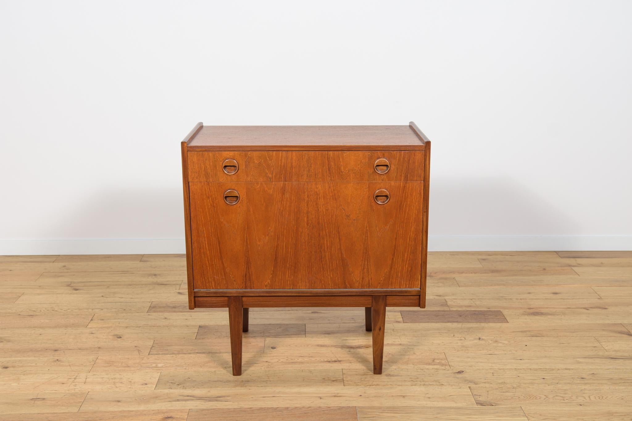A small chest of drawers for vinyl records, made of teak wood. It consists of an upper drawer and a lower cabinet for vinyl records.  chest of drawersmanufactured in the 1960s in Denmark. The furniture has undergone comprehensive carpentry