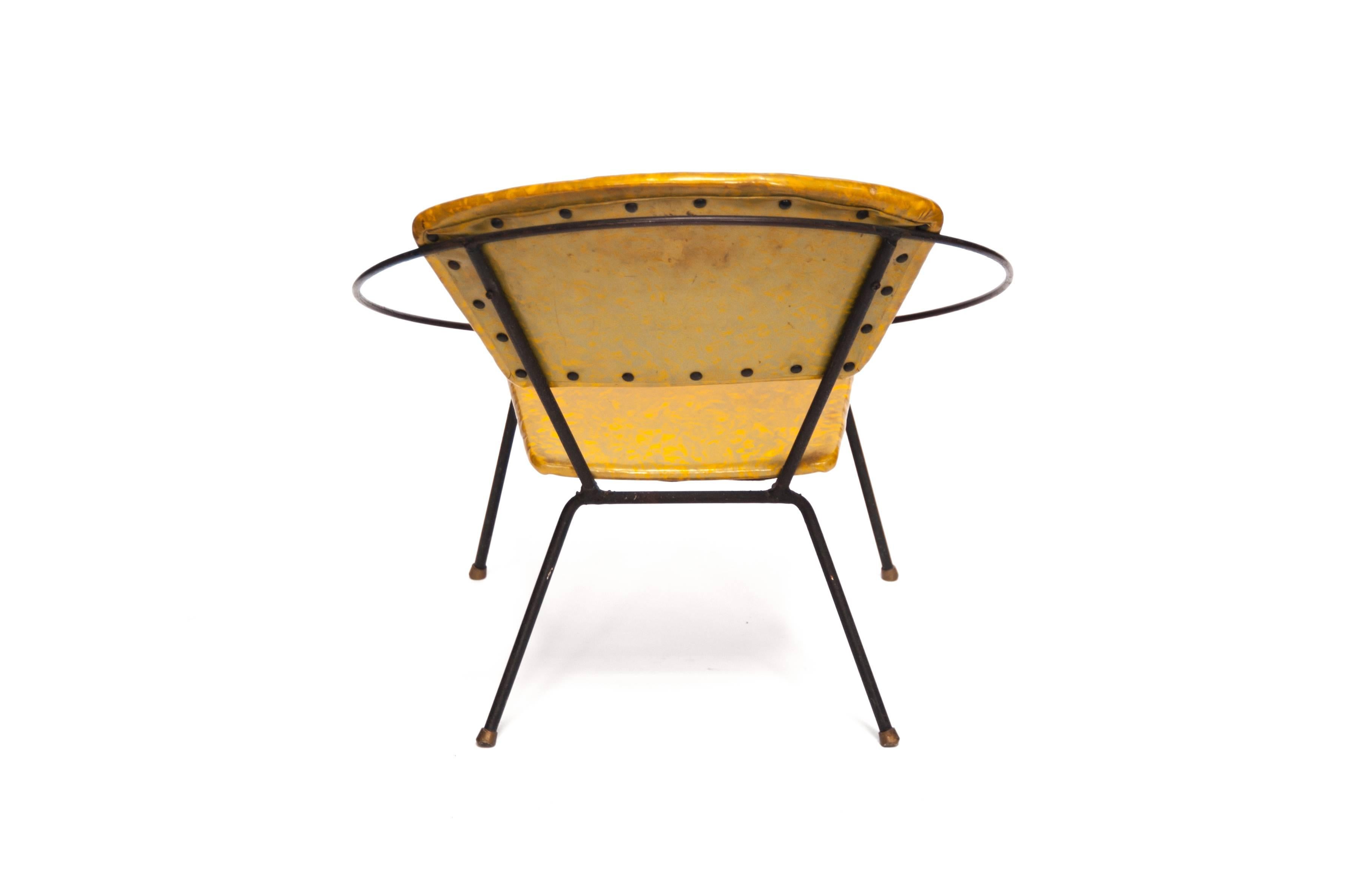 Vinyl Circle Child Chair, Designer Unknown, USA, 1950s In Good Condition For Sale In New York, NY