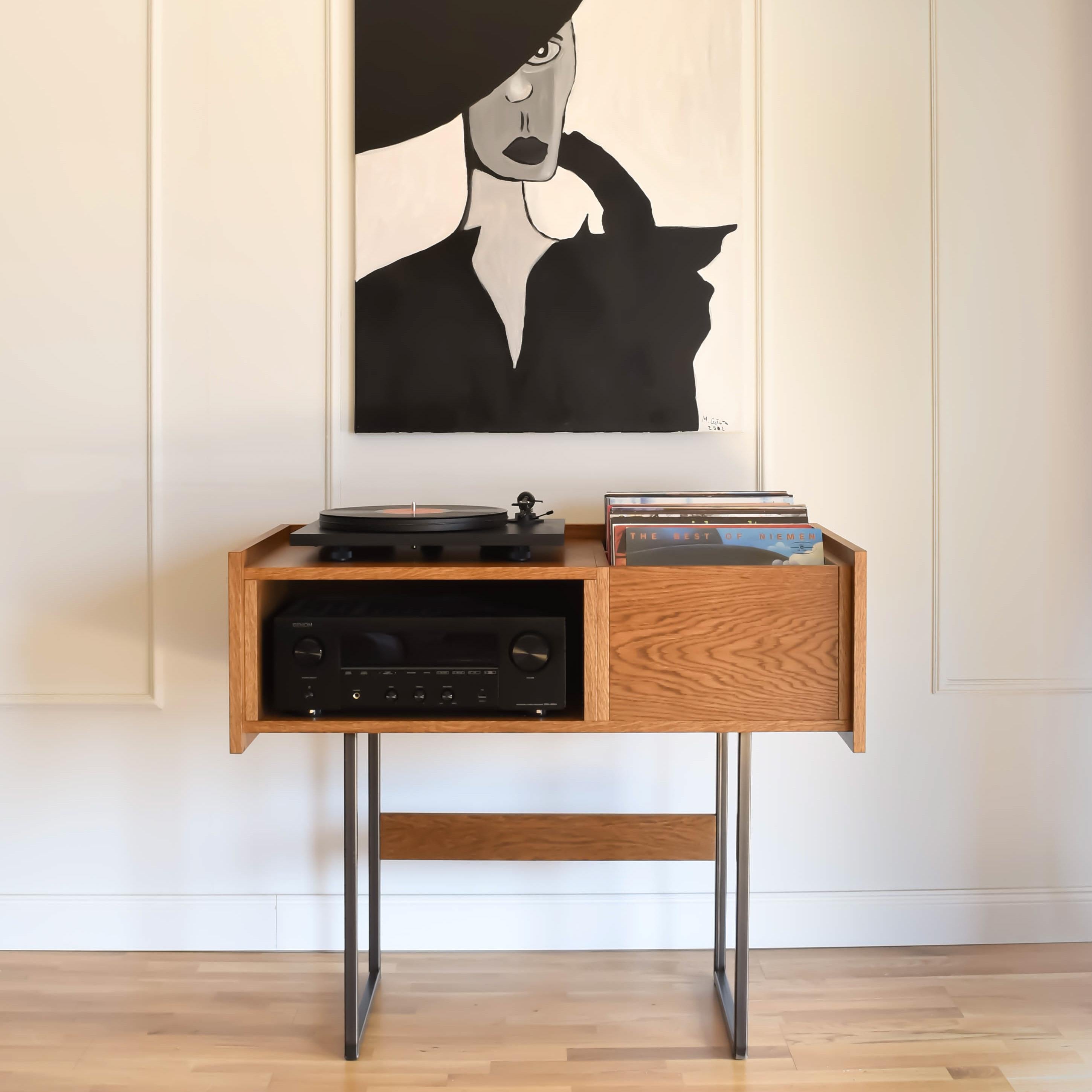 Play-Schrank aus Vinyl von Pastform
Abmessungen: T 50 x B 94 x H 79 cm
MATERIALIEN: Gebeiztes und lackiertes Holz.

Erhältlich in verschiedenen Holzausführungen: Whiskey, Rum, BPA, Nobel, Brandy, Schwarz und Natura. Bitte kontaktieren Sie uns.

Die