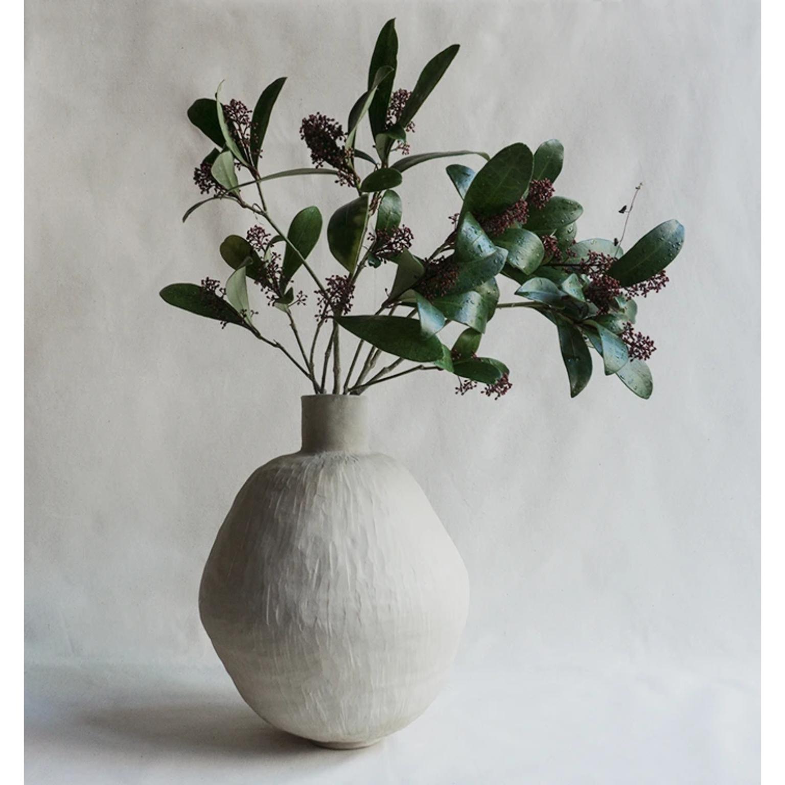 Vase Viola Alba de Cosmin Florea
Pièce unique
Dimensions : D 26 x H 32 cm
Matériaux : Grès cérame

Inspiré par mon amour pour la nature vierge, ce vase sculptural prend la forme d'une colombe.
Fabriqué à la main en grès blanc, le vase Dove peut être