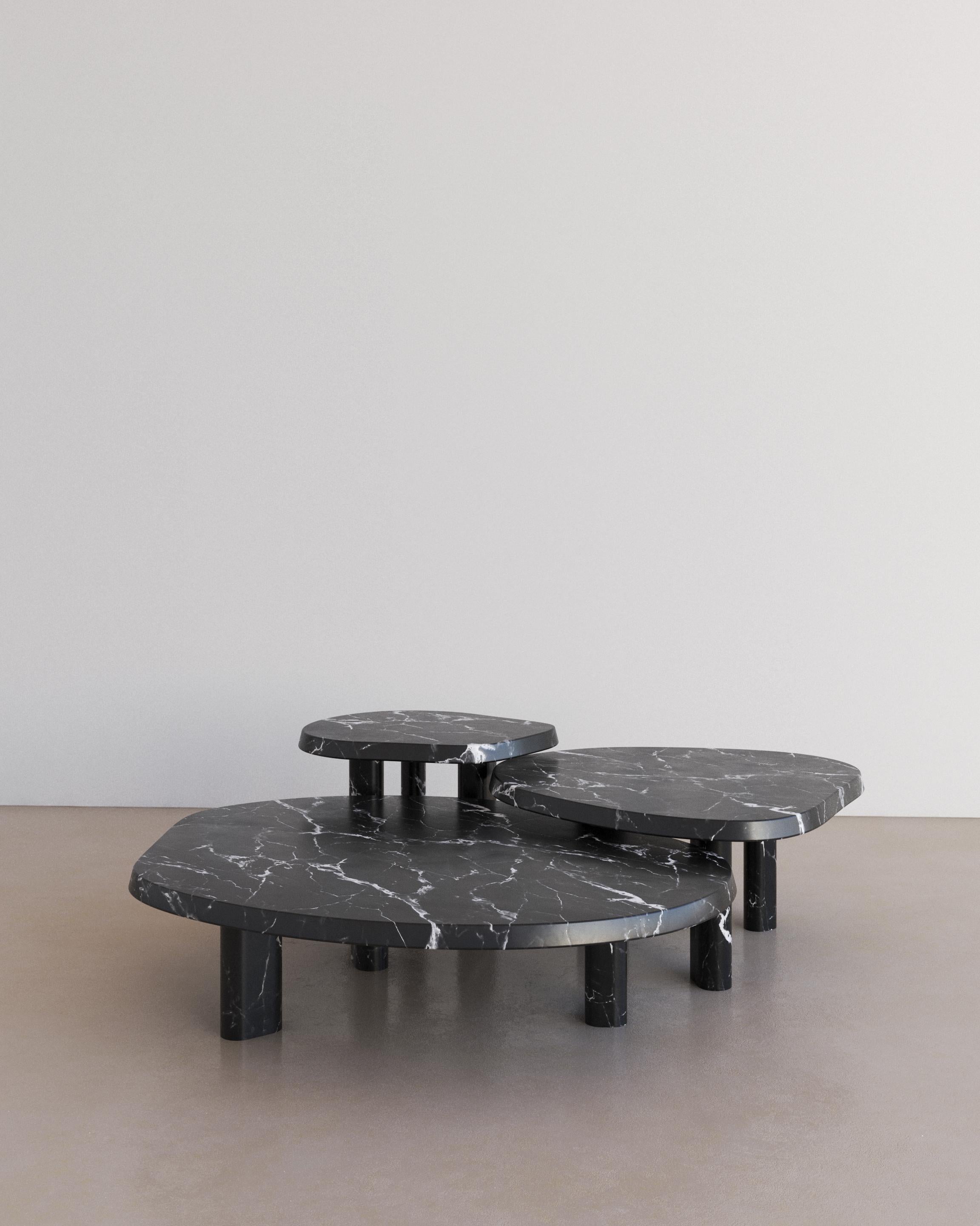Table basse gigogne en marbre Viola Calacatta de taille moyenne Fiori par l' Essentialist en vente 4