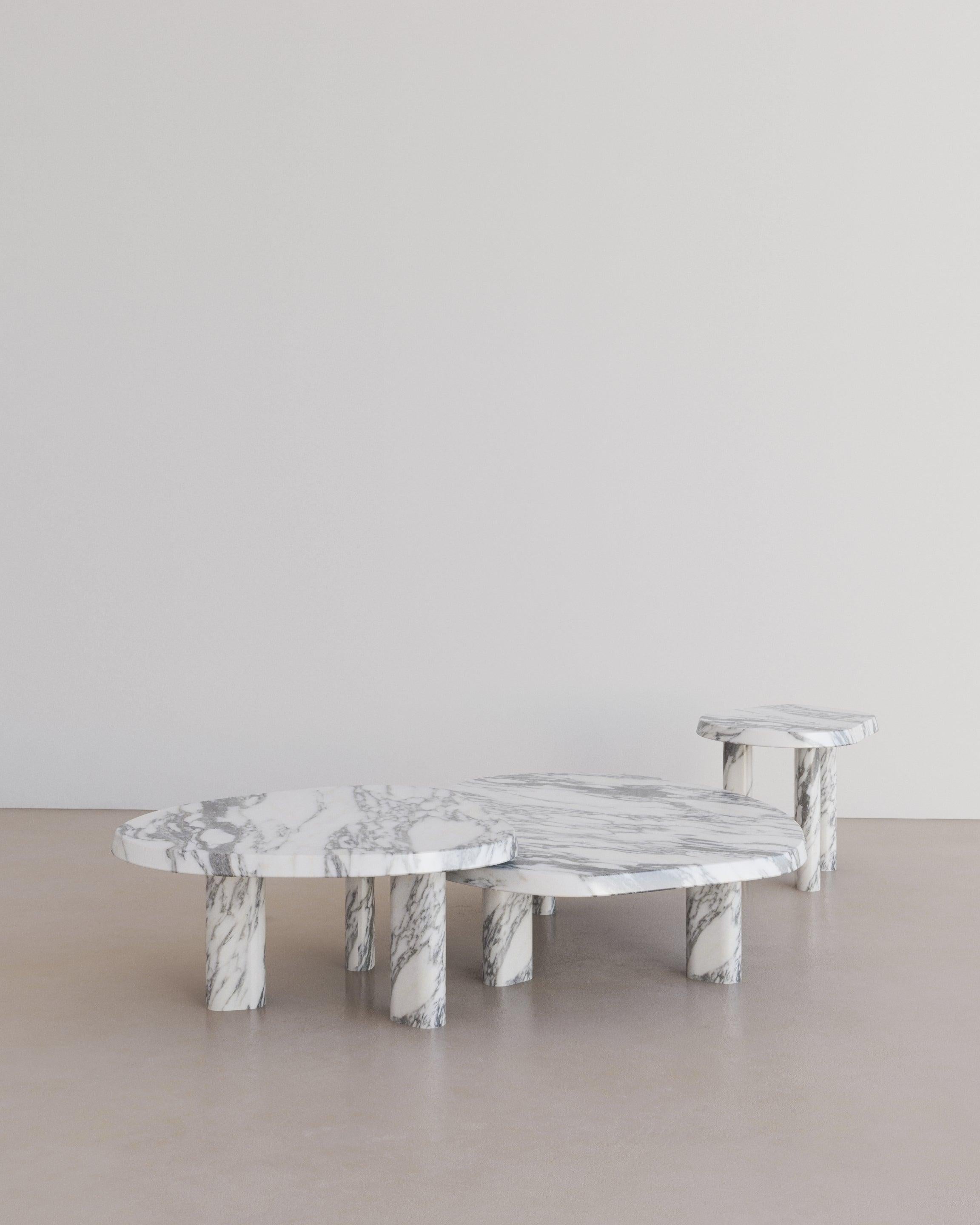XXIe siècle et contemporain Table basse gigogne en marbre Viola Calacatta de taille moyenne Fiori par l' Essentialist en vente