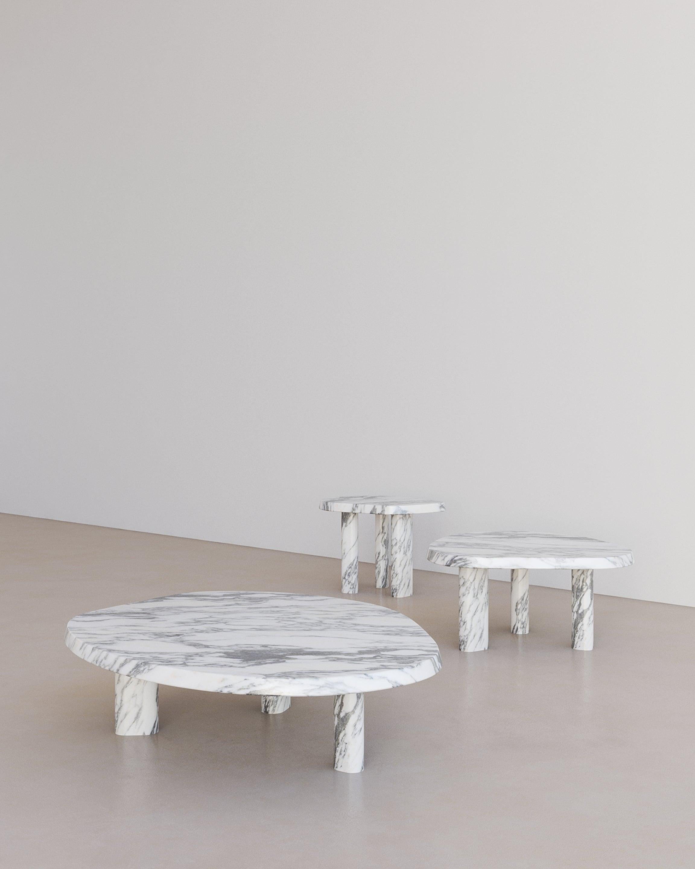 Table basse gigogne en marbre Viola Calacatta de taille moyenne Fiori par l' Essentialist en vente 1