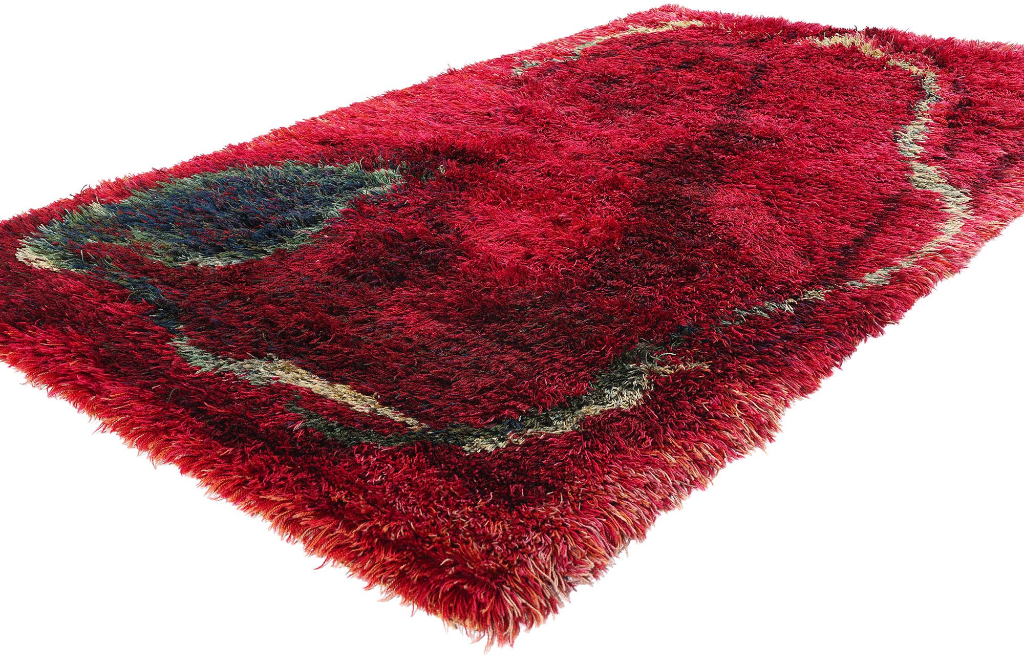 78474 Vintage Swedish Rya Rug, 04'10 x 07'09. Ein traditioneller schwedischer Rya-Teppich, der aus Schweden stammt, zeichnet sich durch seinen langen Flor aus, der typischerweise aus Wolle hergestellt wird und eine spezielle Knüpftechnik aufweist,